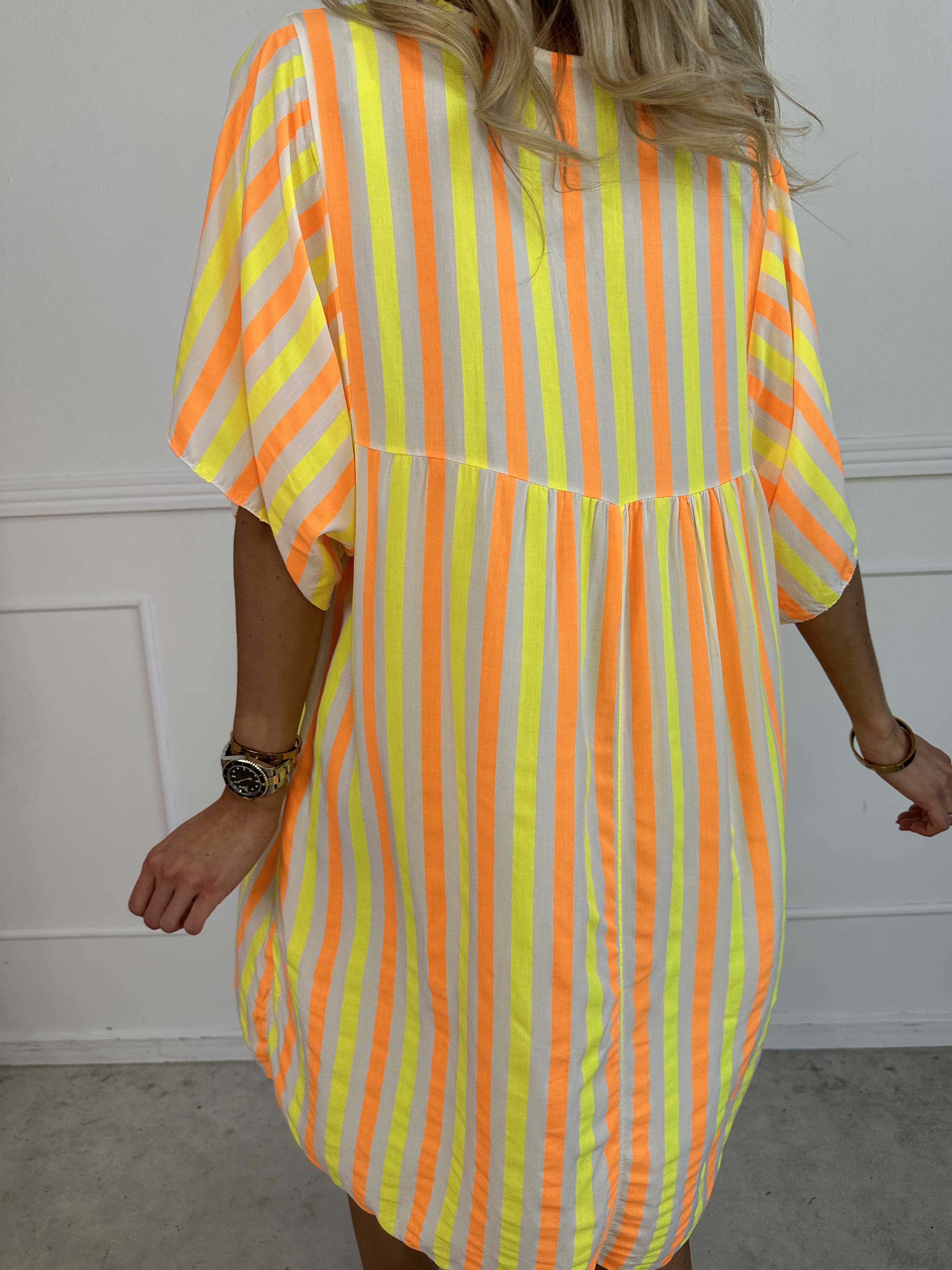 Leto - Söt viskosklänning med färgade ränder