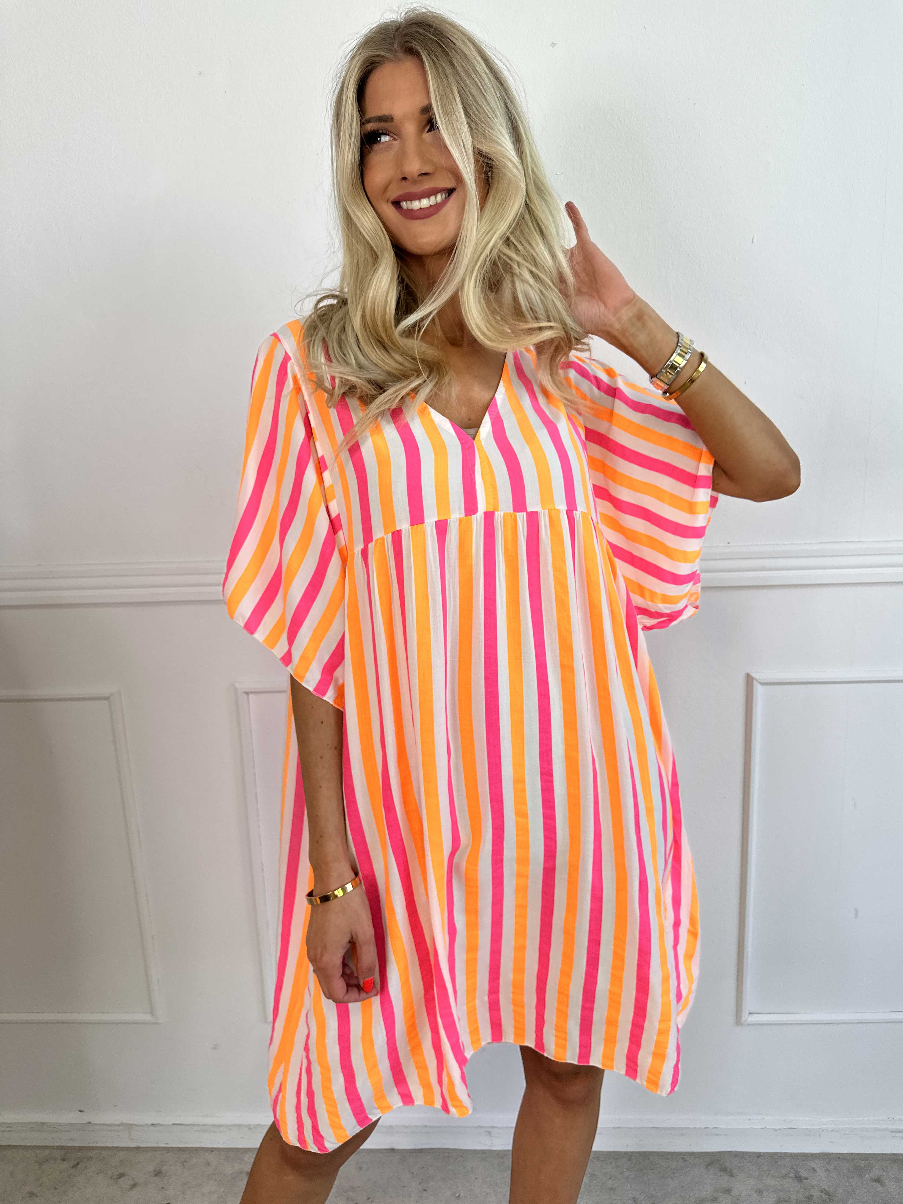 Leto - Söt viskosklänning med färgade ränder