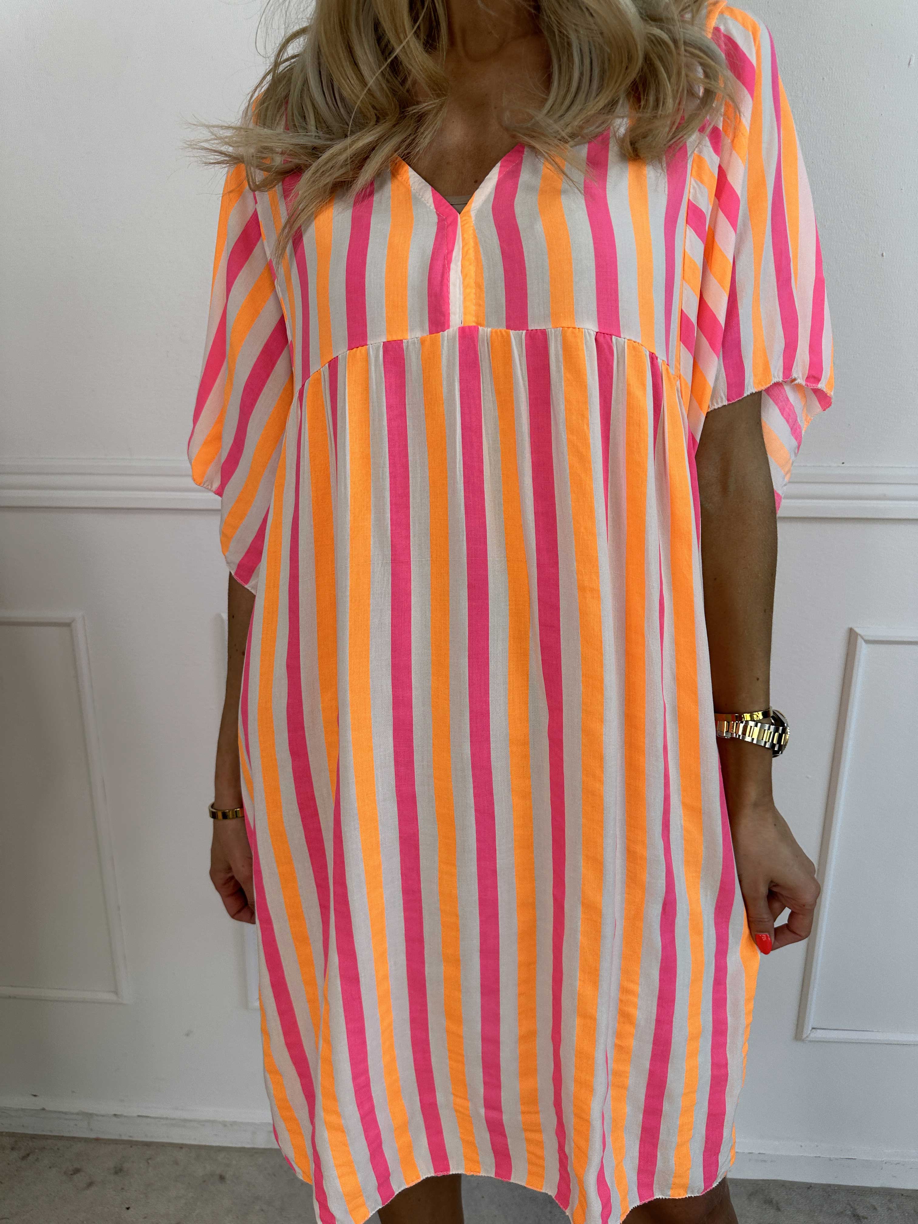 Leto - Söt viskosklänning med färgade ränder