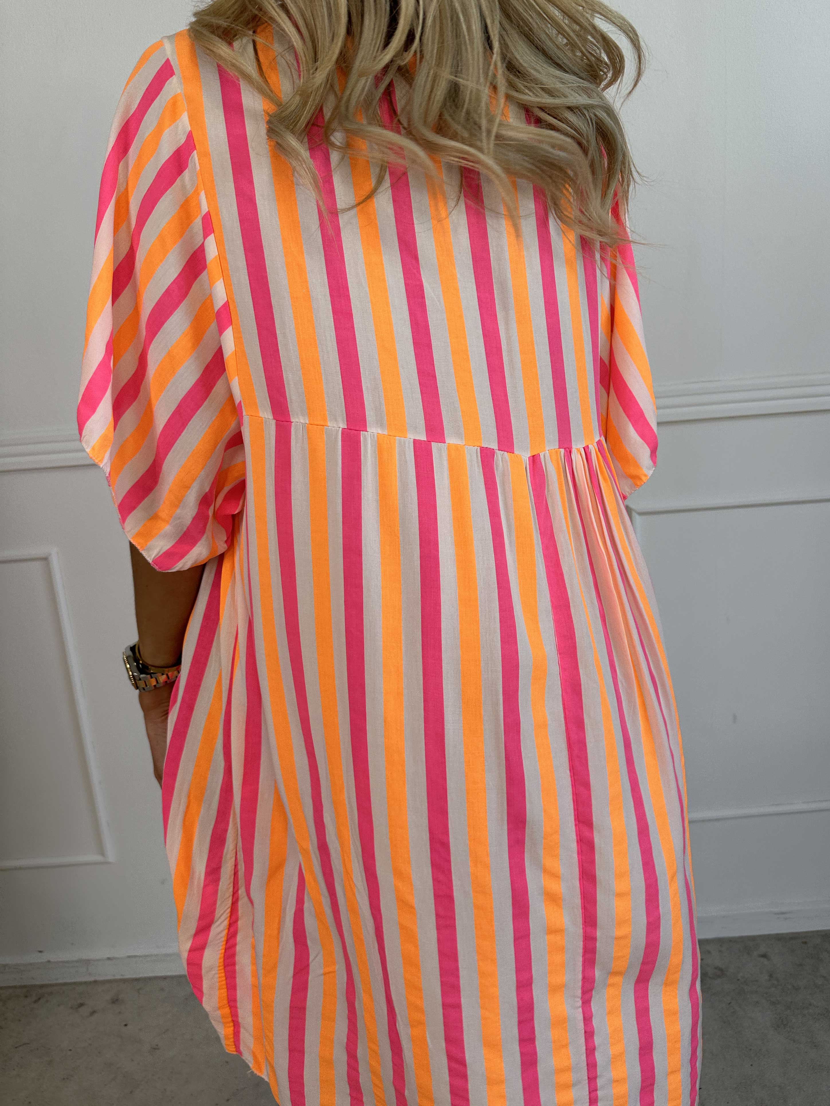 Leto - Söt viskosklänning med färgade ränder