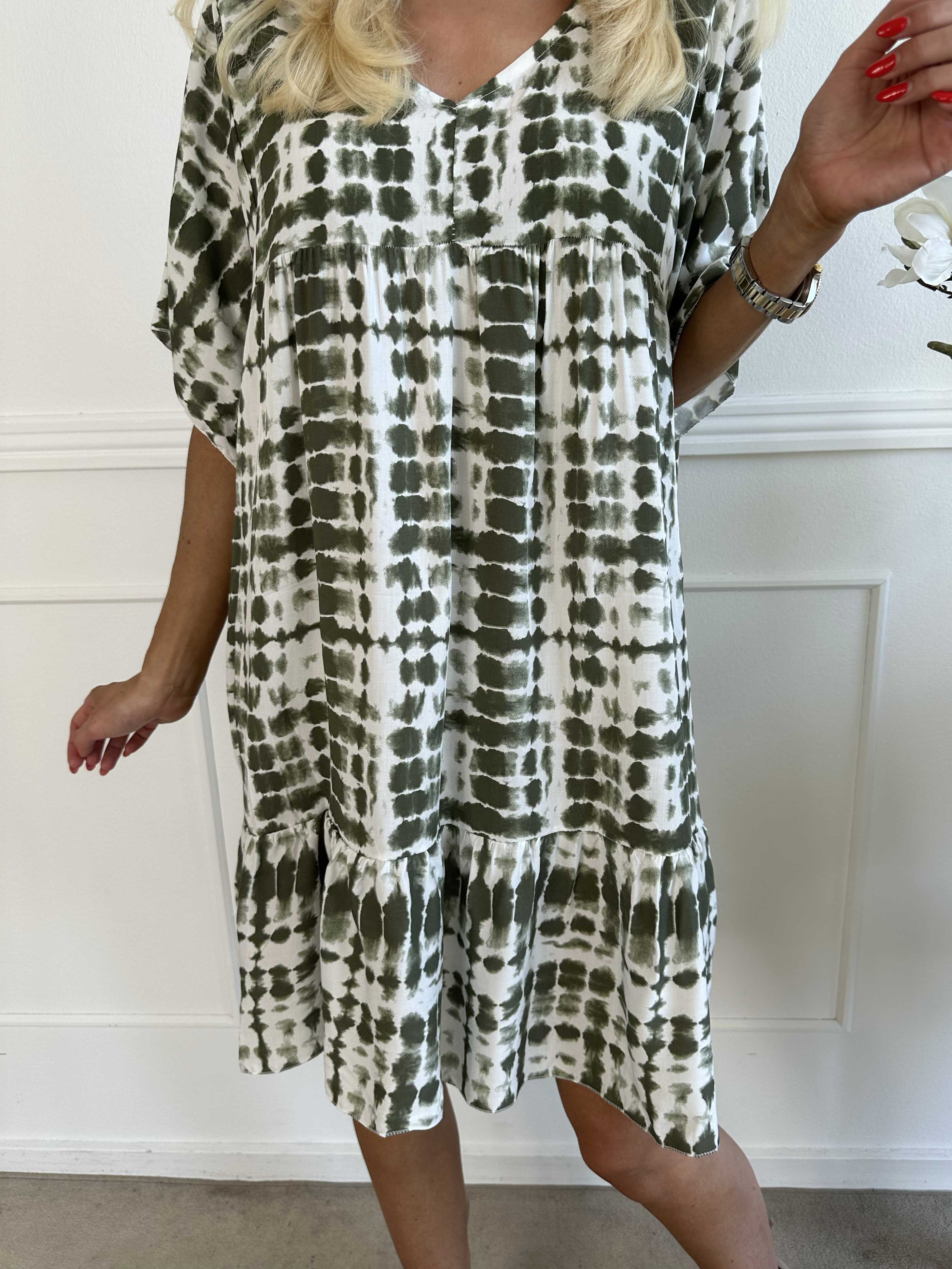 Lyon - Söt tunikaklänning i viskos med batikmönster