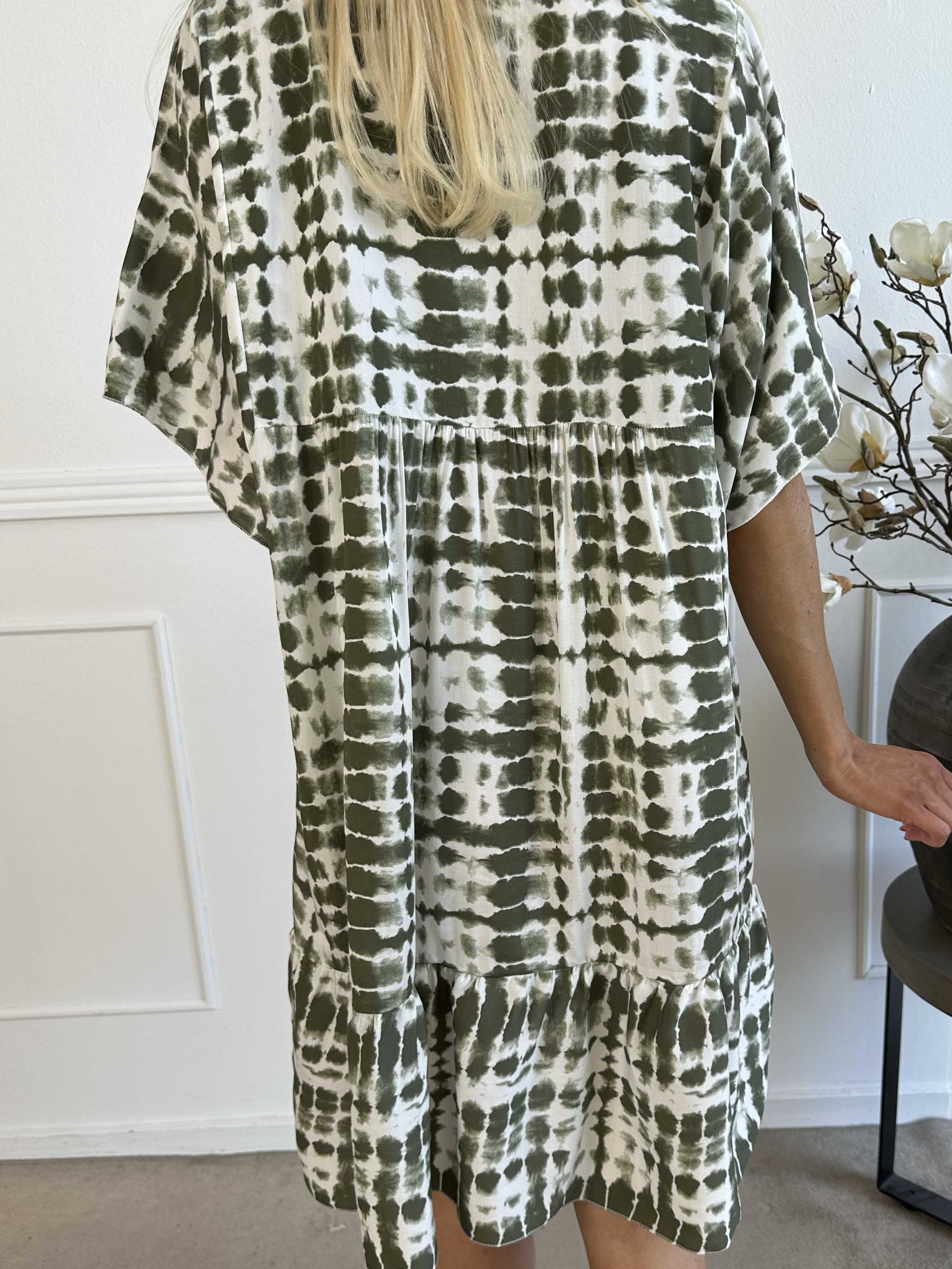 Lyon - Söt tunikaklänning i viskos med batikmönster