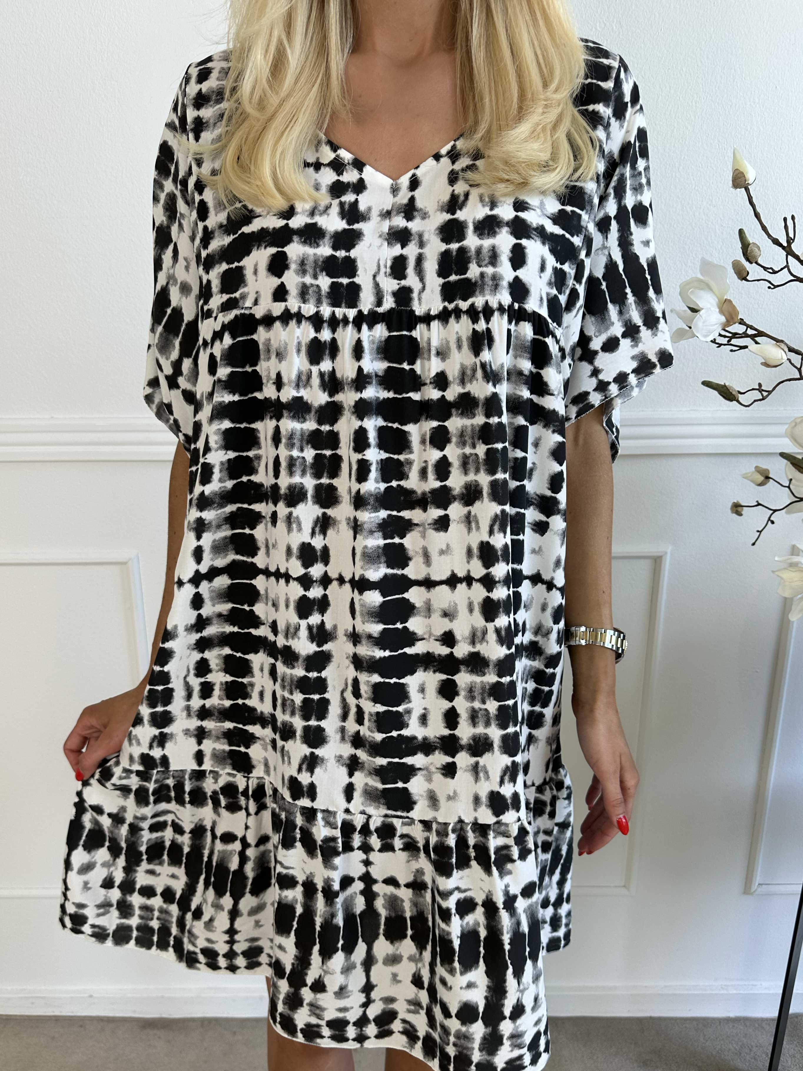 Lyon - Söt tunikaklänning i viskos med batikmönster