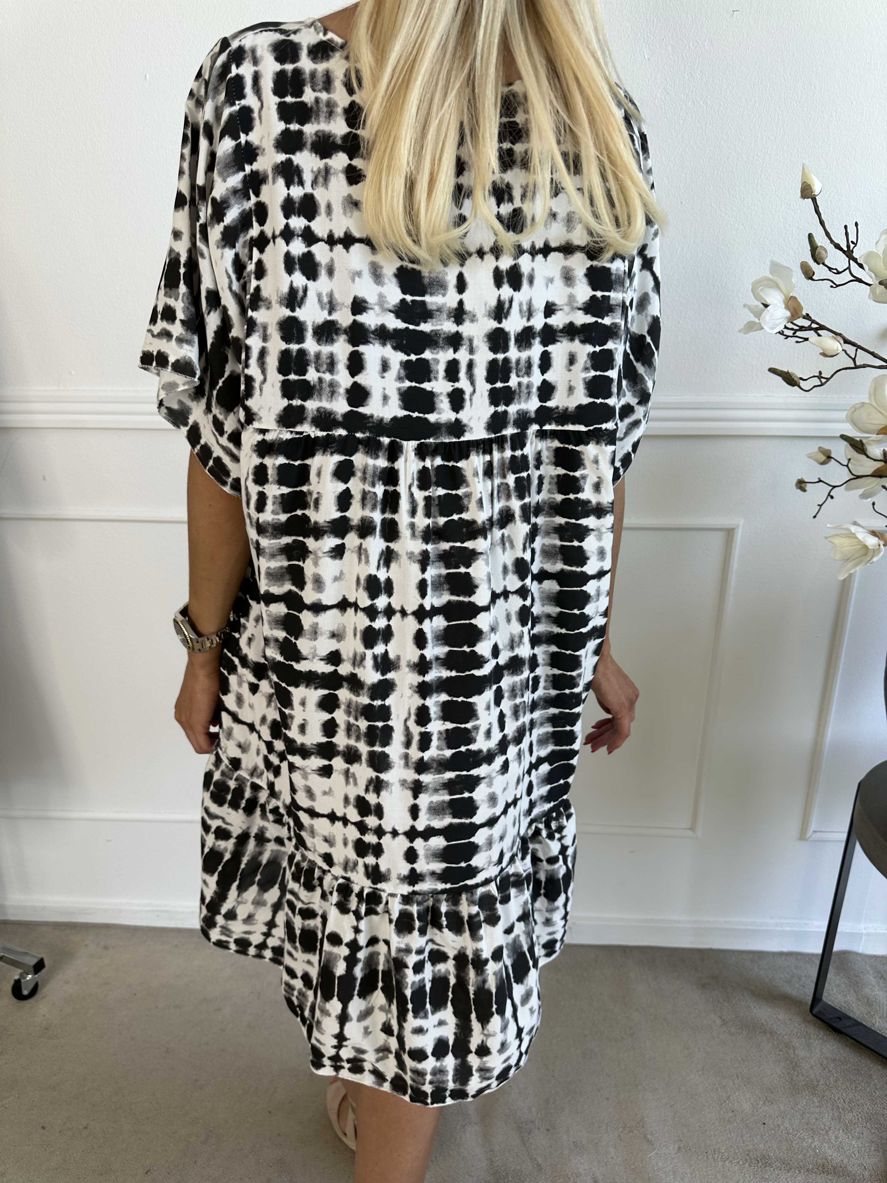 Lyon - Söt tunikaklänning i viskos med batikmönster