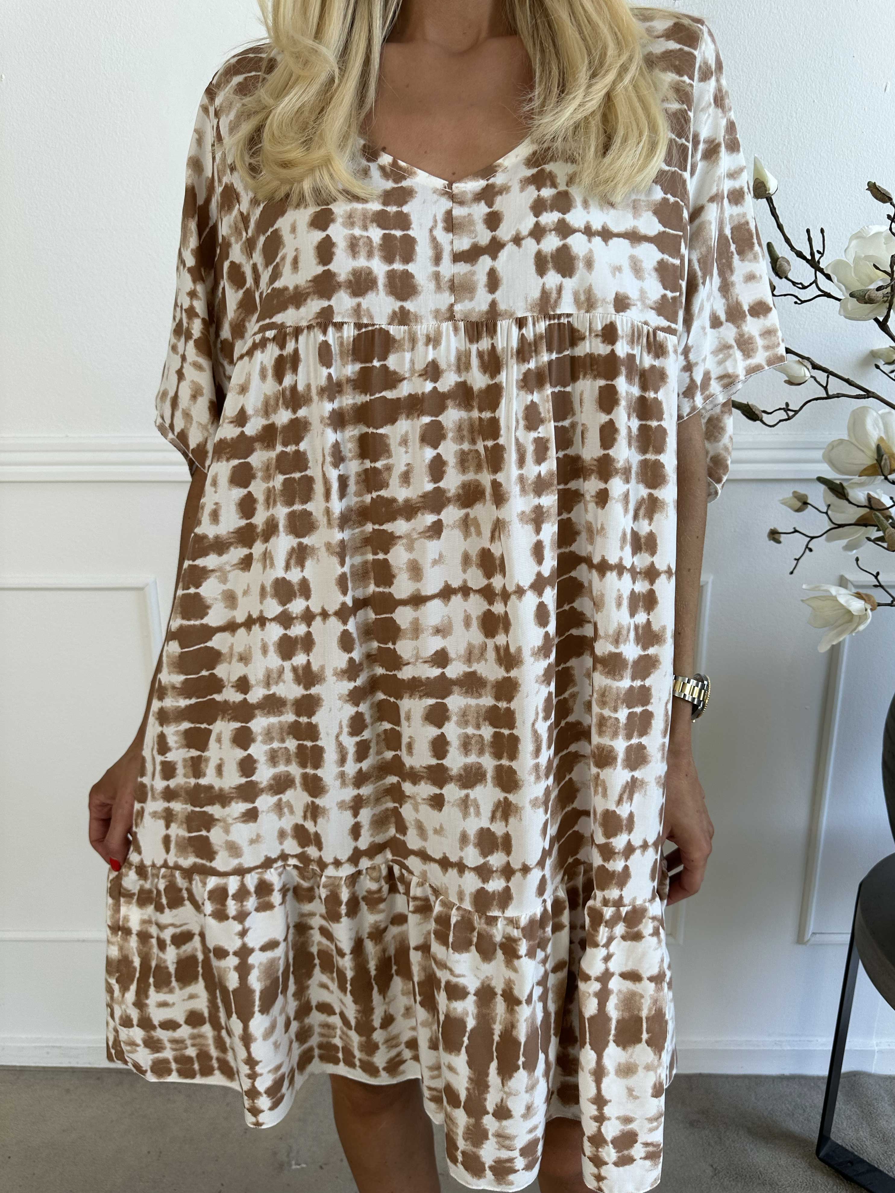 Lyon - Söt tunikaklänning i viskos med batikmönster