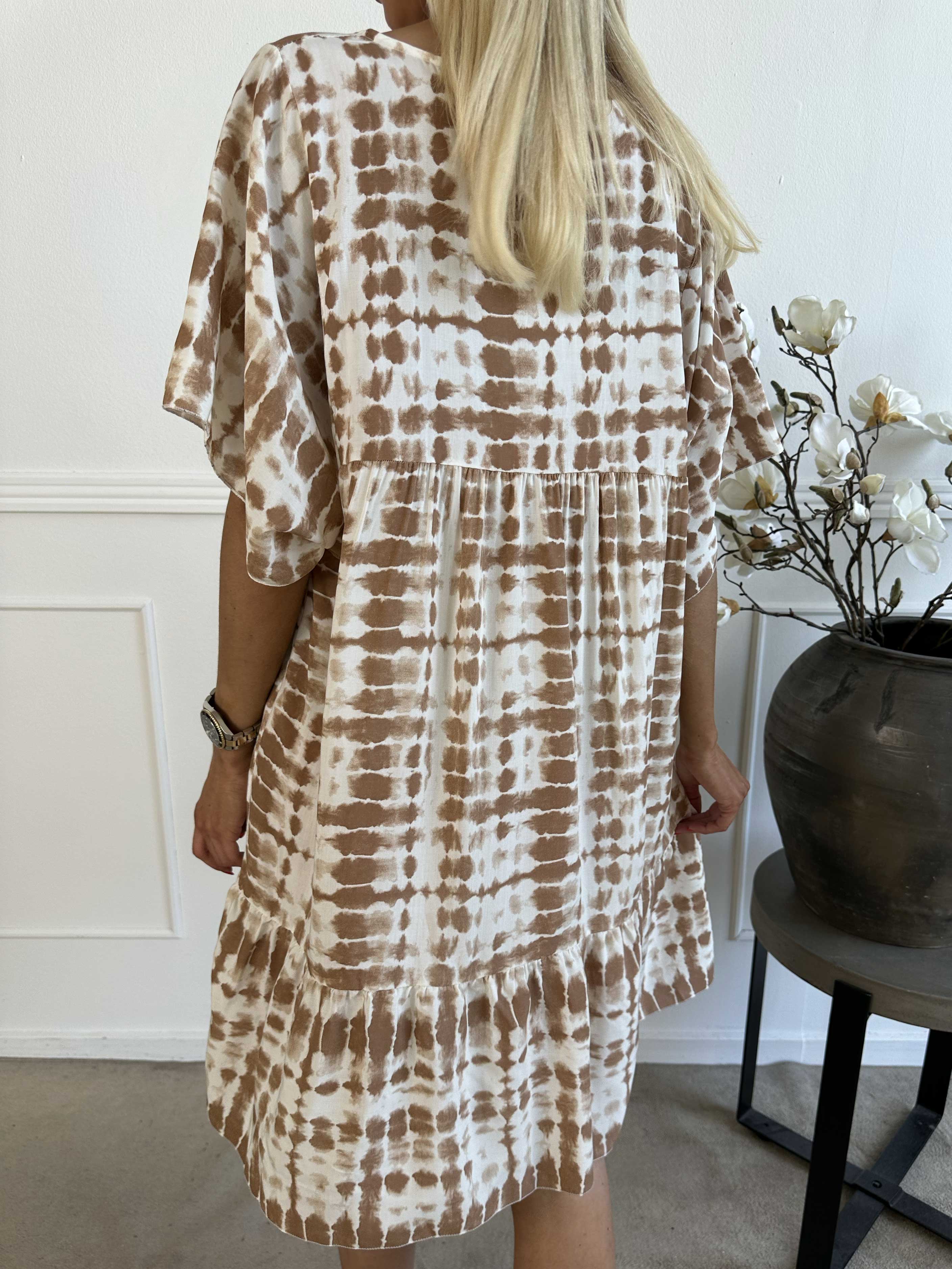 Lyon - Söt tunikaklänning i viskos med batikmönster