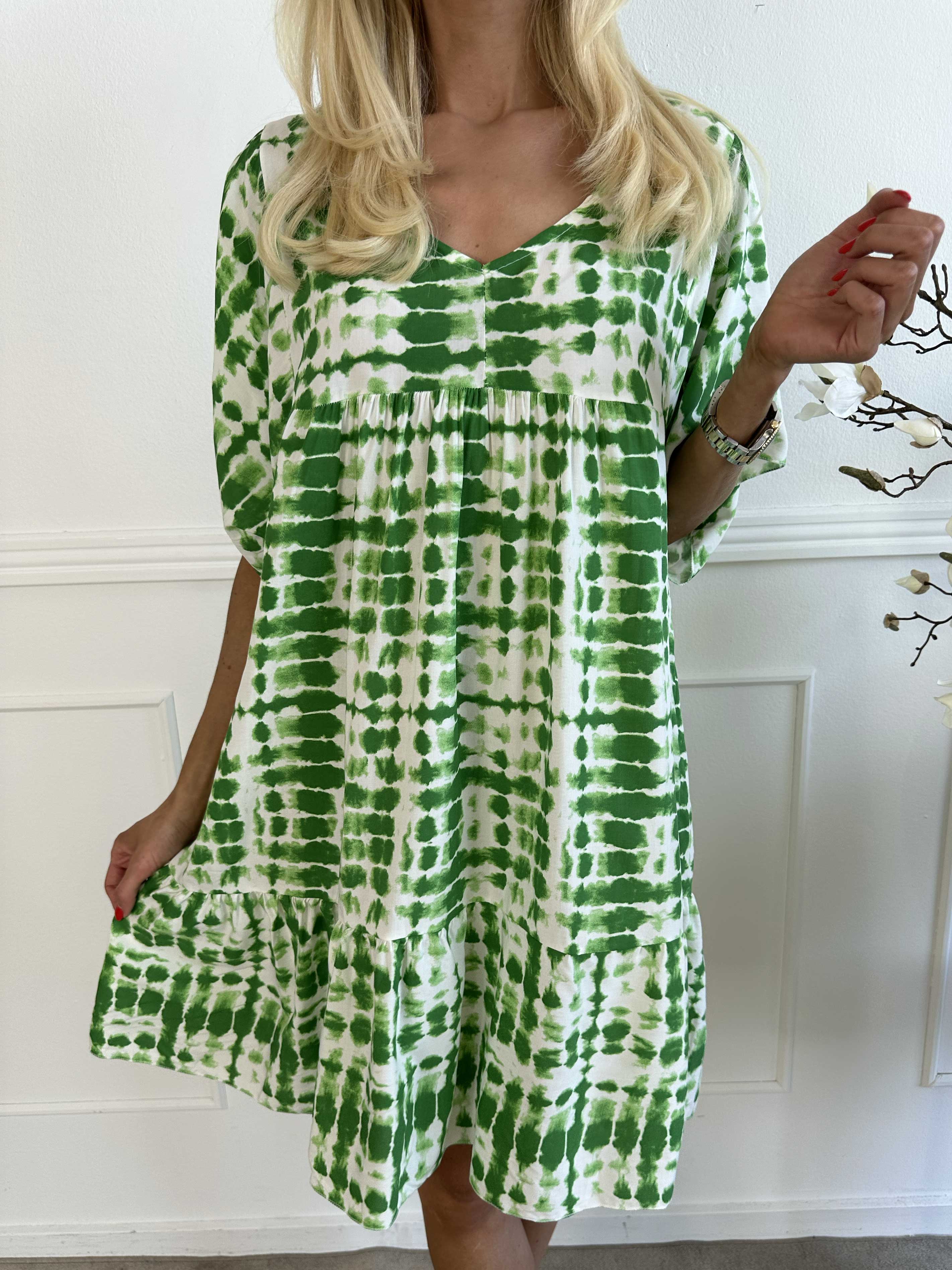 Lyon - Söt tunikaklänning i viskos med batikmönster