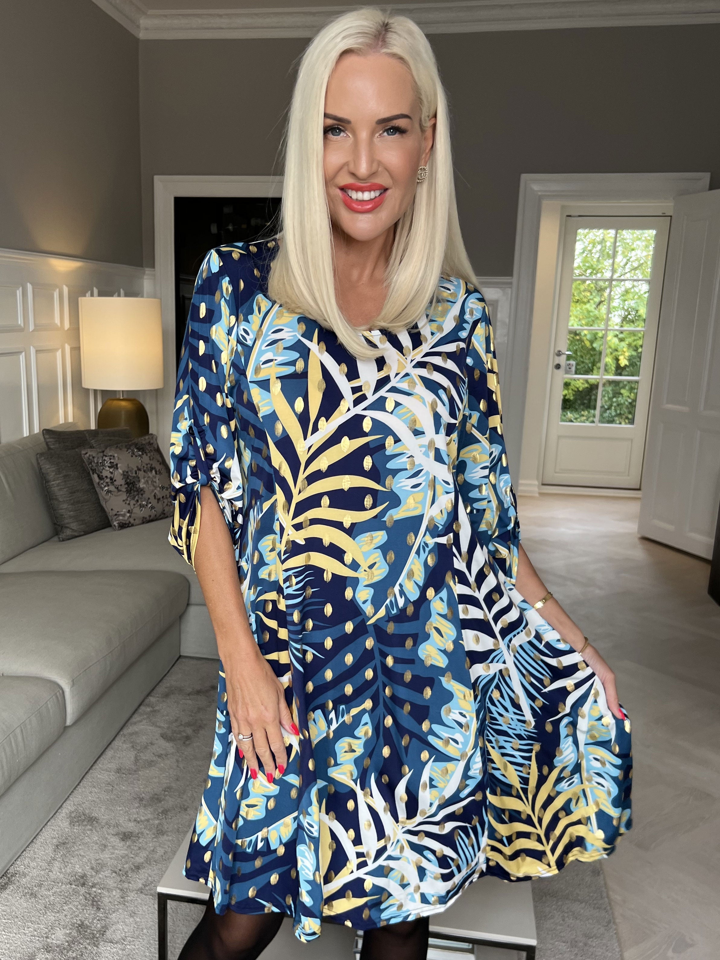 Maj Forest L/S - Mönstrad klänning med resår och gulddetaljer