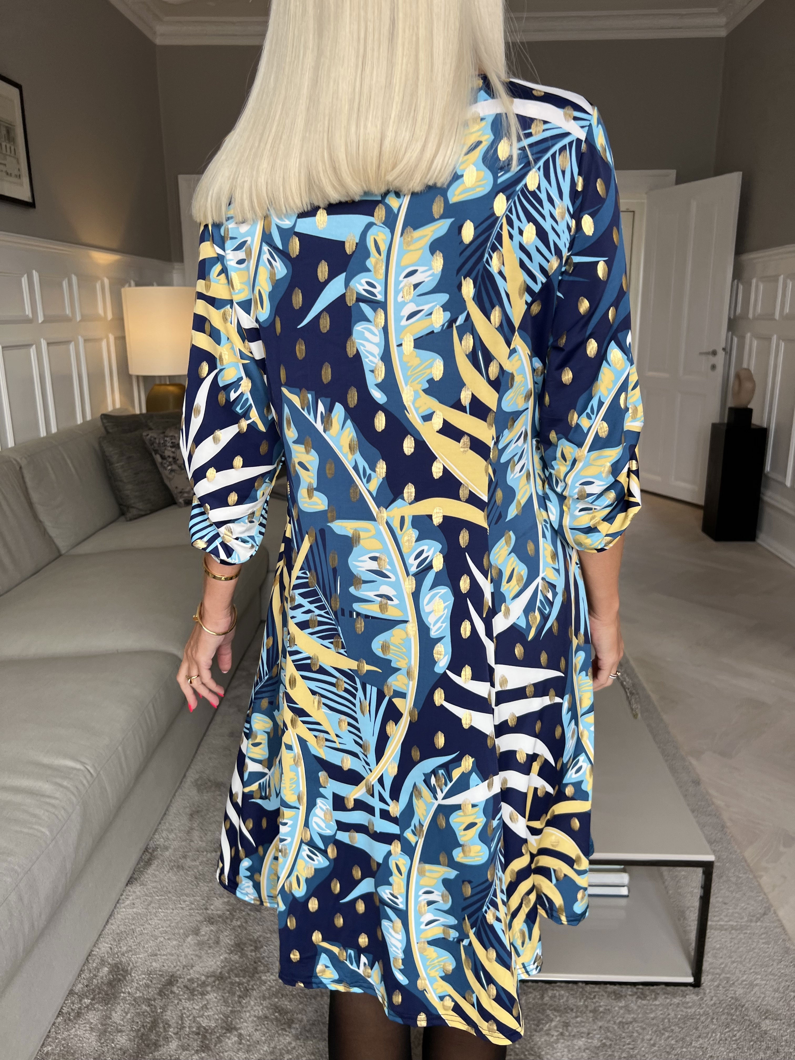 Maj Forest L/S - Mönstrad klänning med resår och gulddetaljer