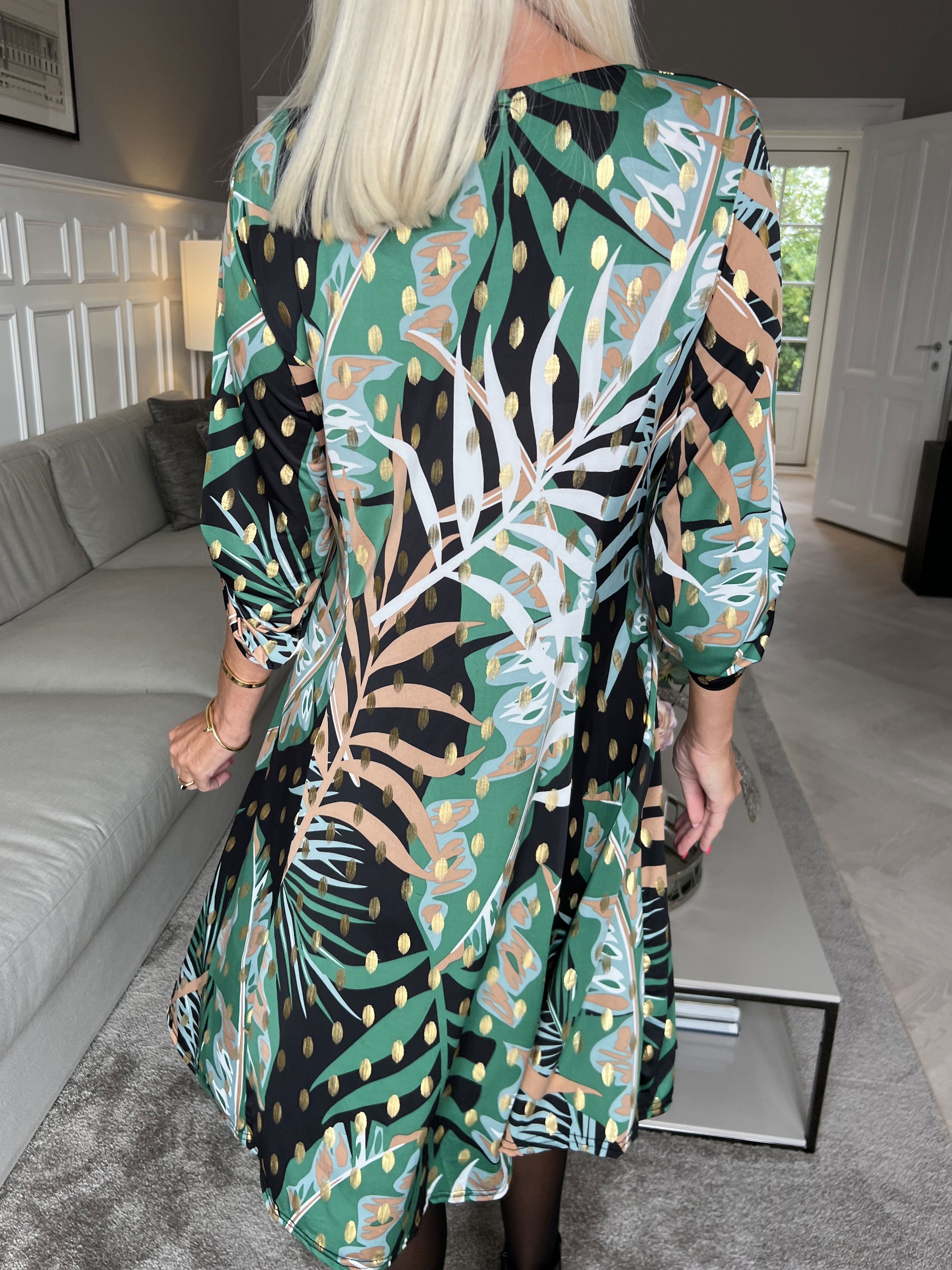 Maj Forest L/S - Mönstrad klänning med resår och gulddetaljer