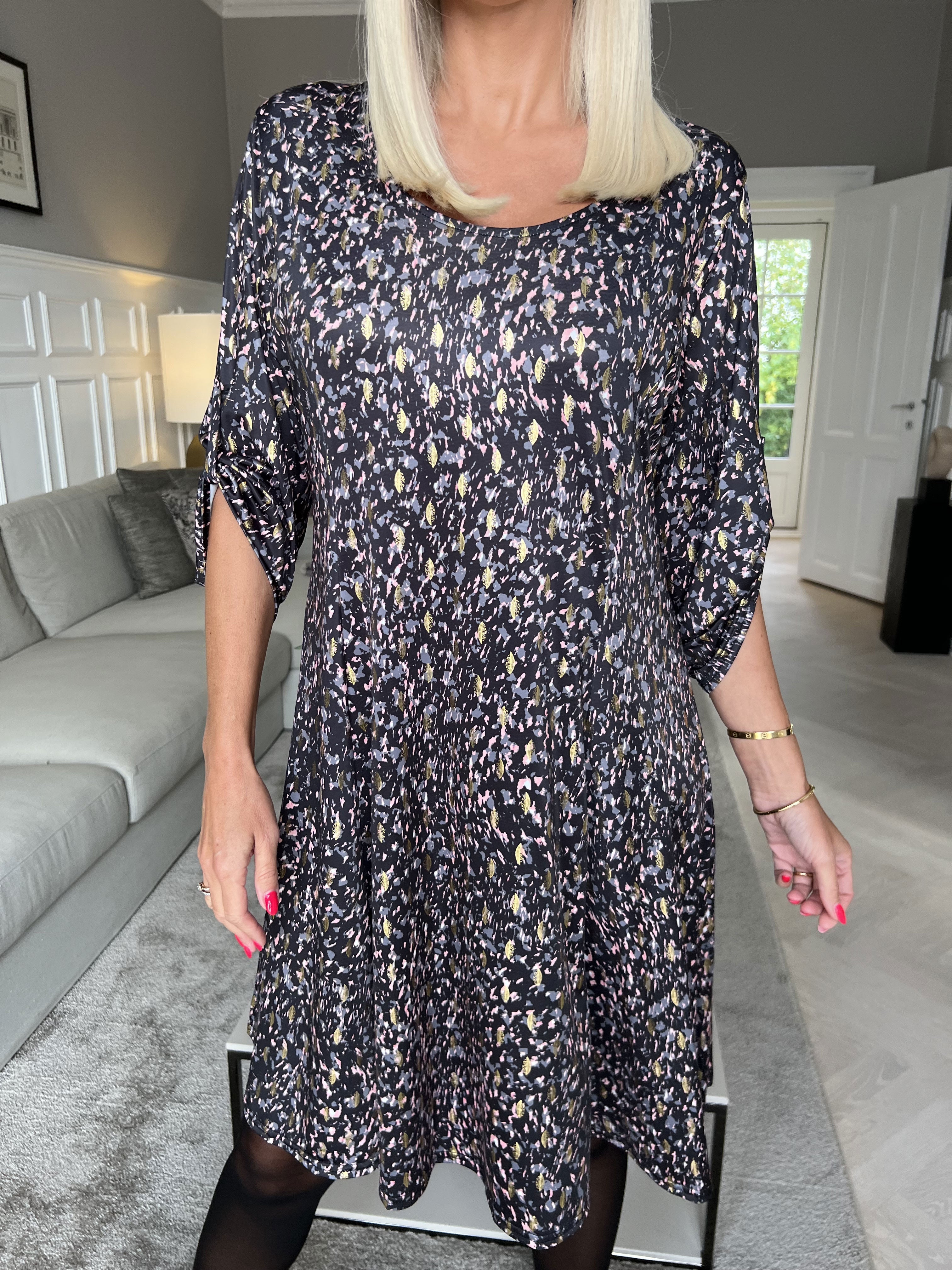 Maj Pattern L/S - Klänning med elastiskt tryck och gulddetaljer