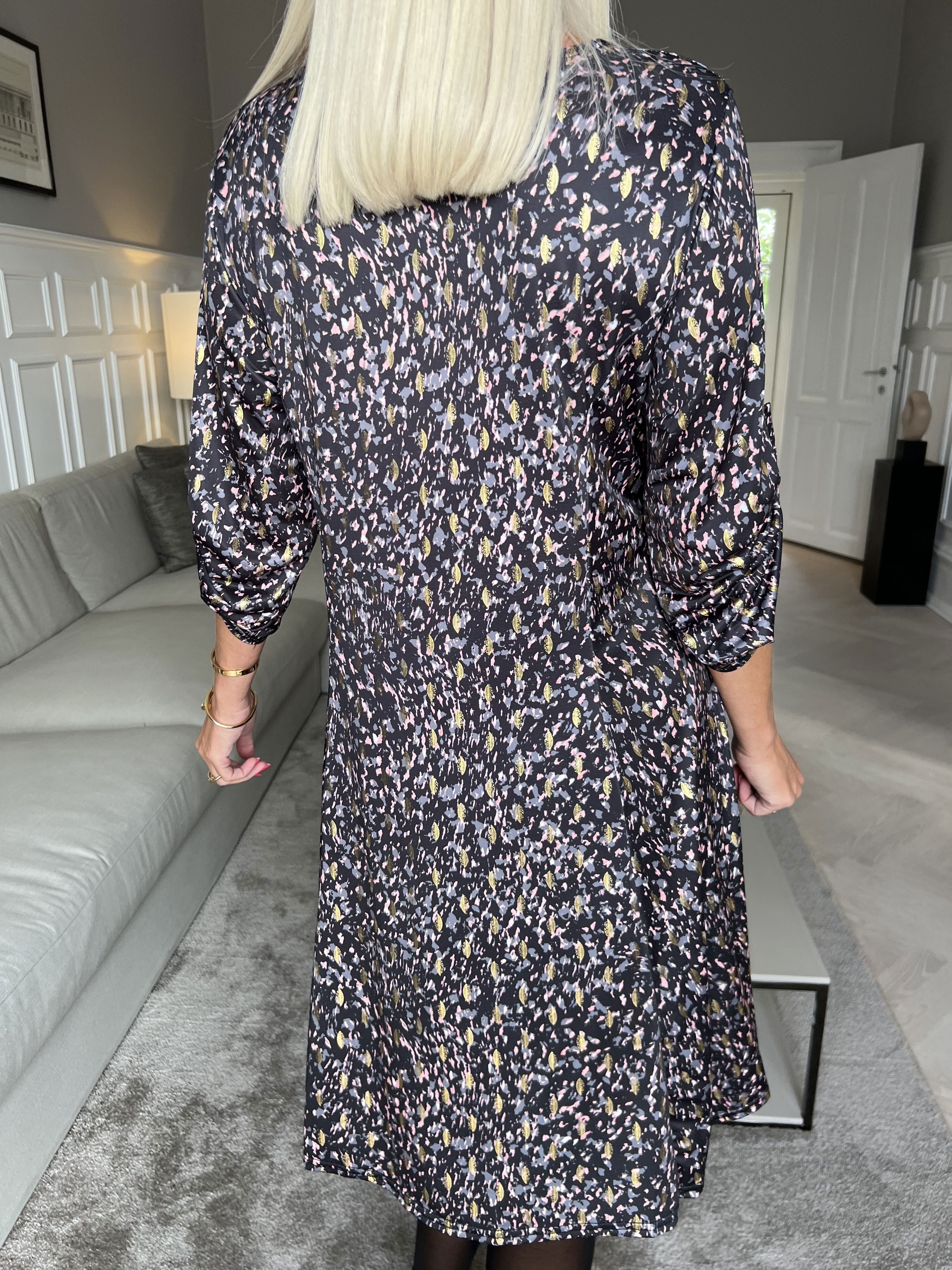 Maj Pattern L/S - Klänning med elastiskt tryck och gulddetaljer