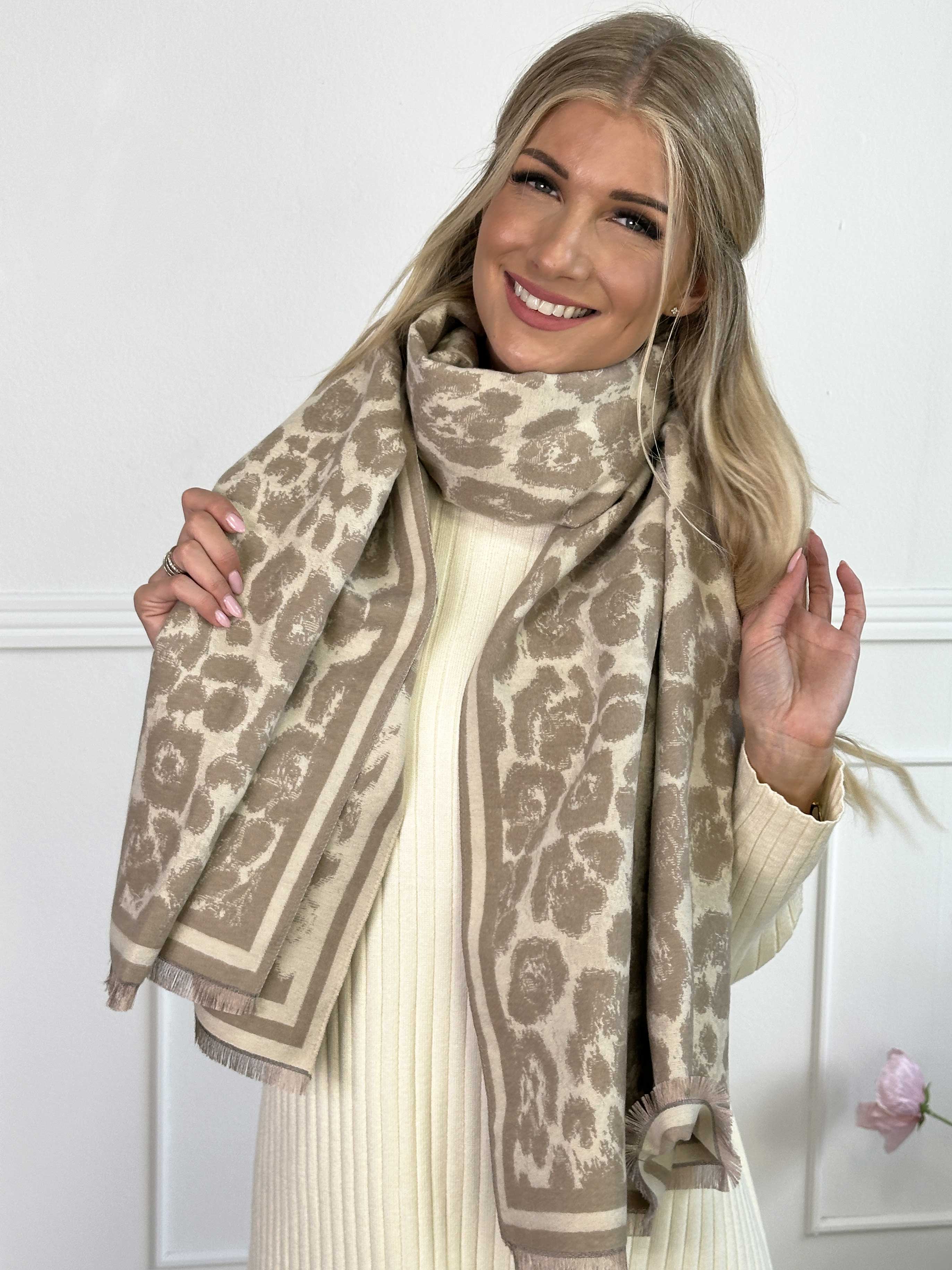 Majken - Halsduk med leopardmönster i viskos och ull