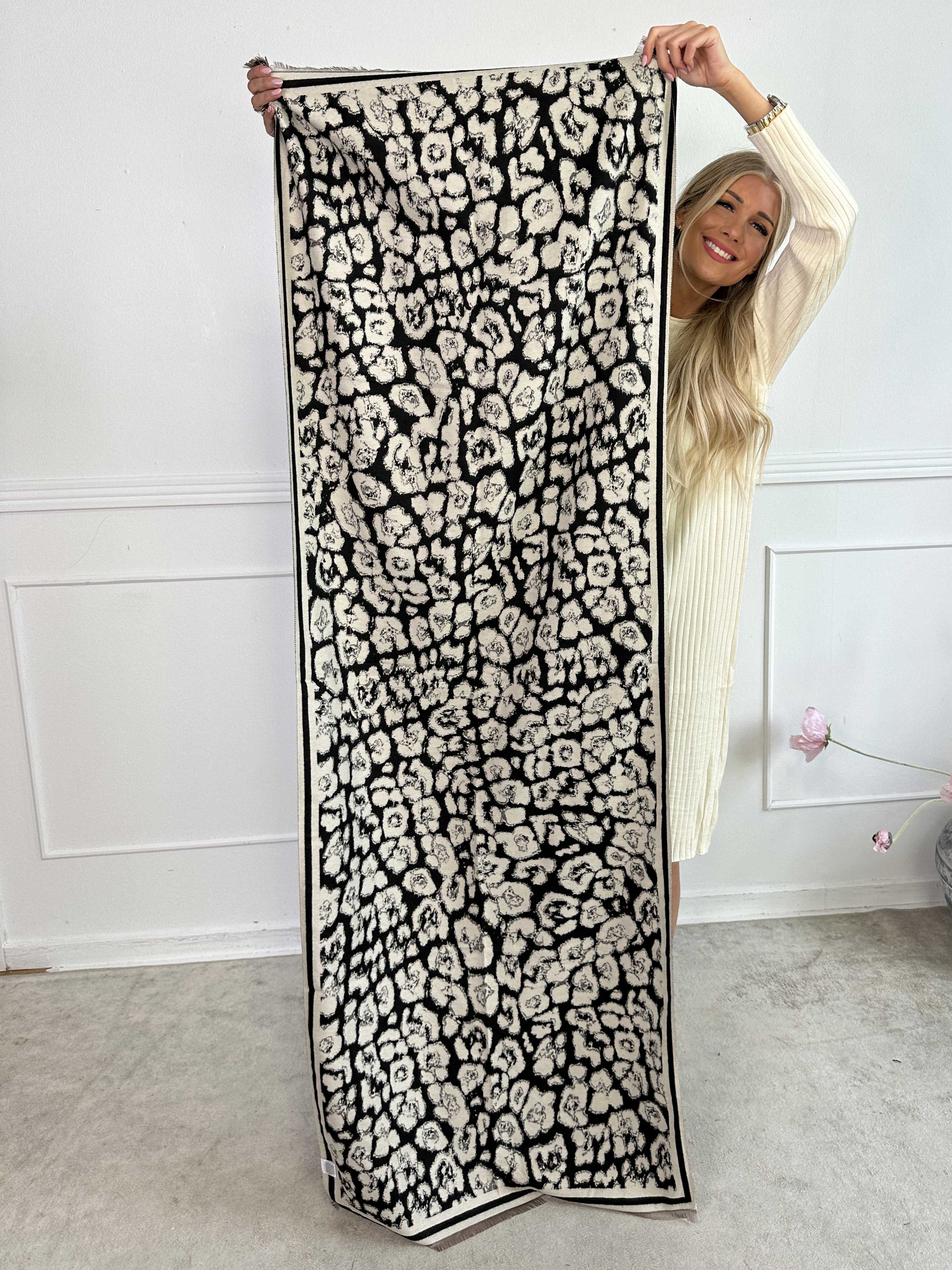 Majken - Halsduk med leopardmönster i viskos och ull