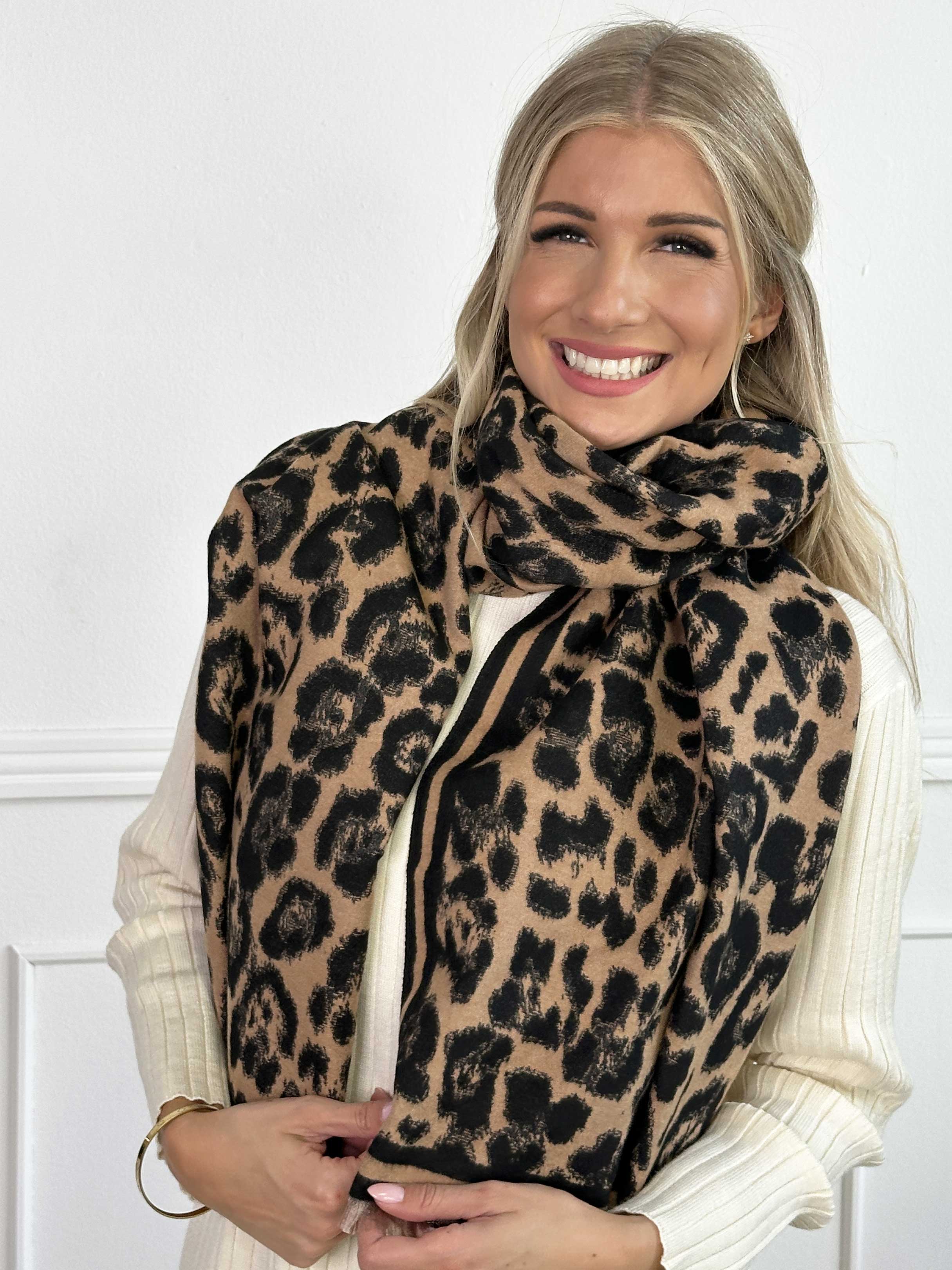 Majken - Halsduk med leopardmönster i viskos och ull