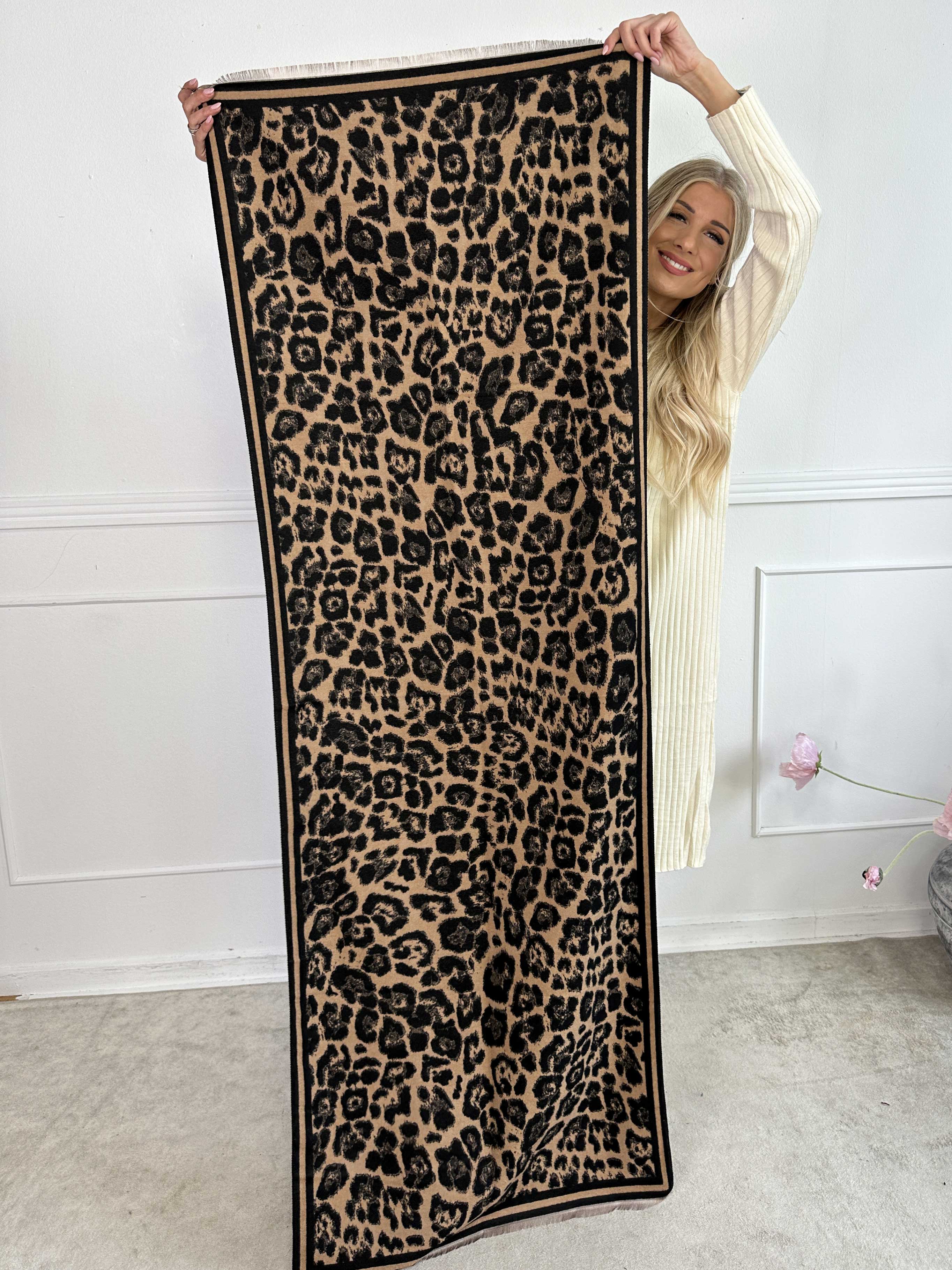 Majken - Halsduk med leopardmönster i viskos och ull