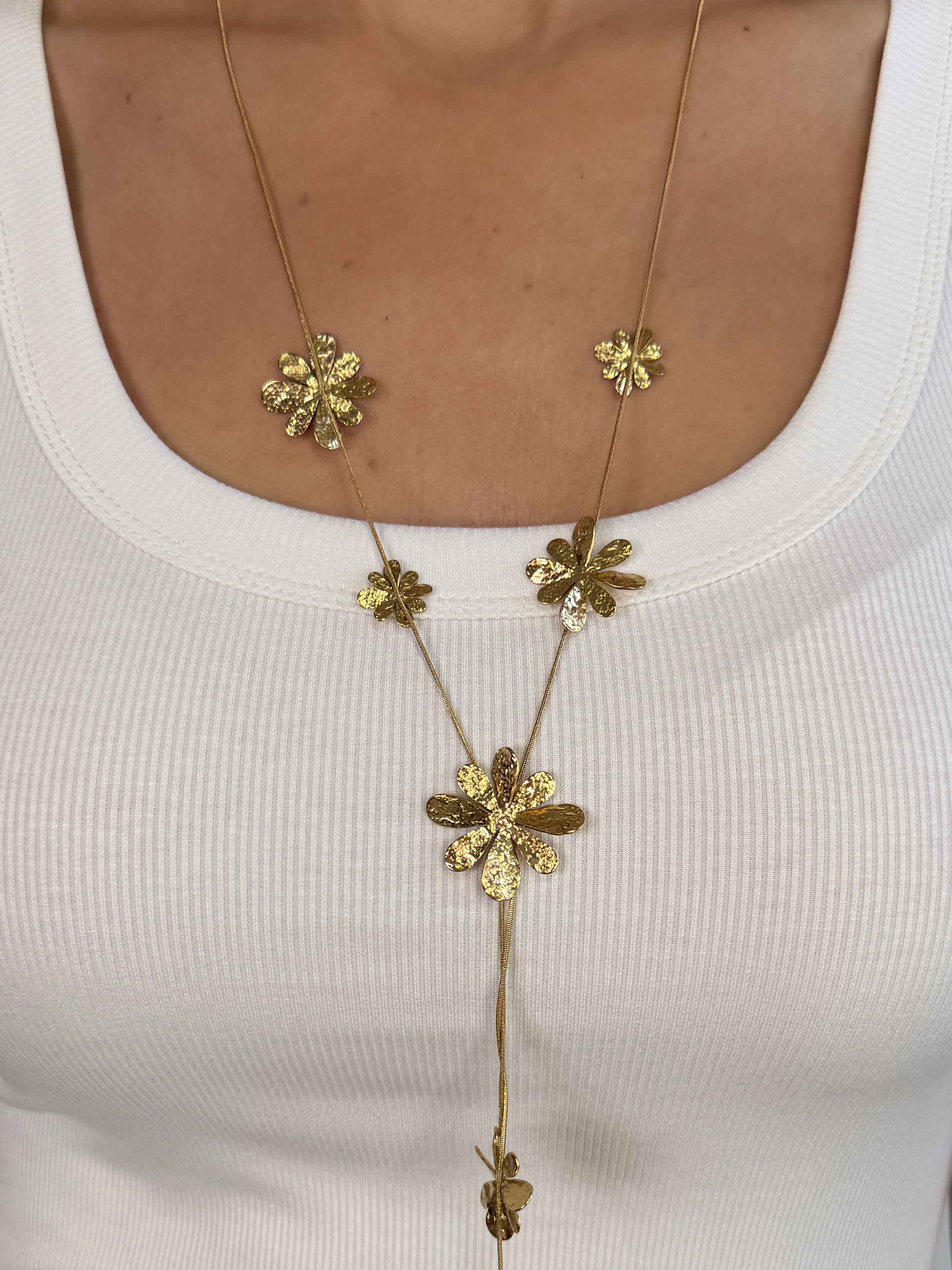 Marigold - Guldhalskæde med blomstervedhæng for et feminint og elegant touch