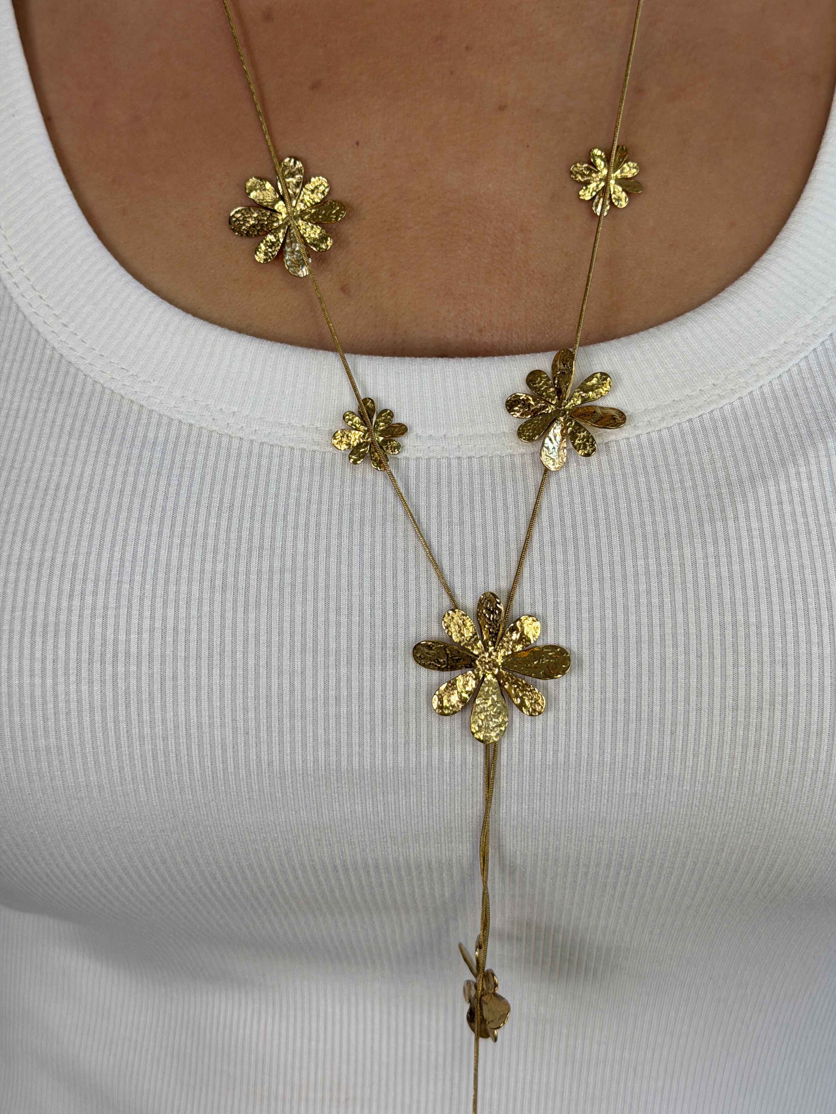 Marigold - Guldhalskæde med blomstervedhæng for et feminint og elegant touch