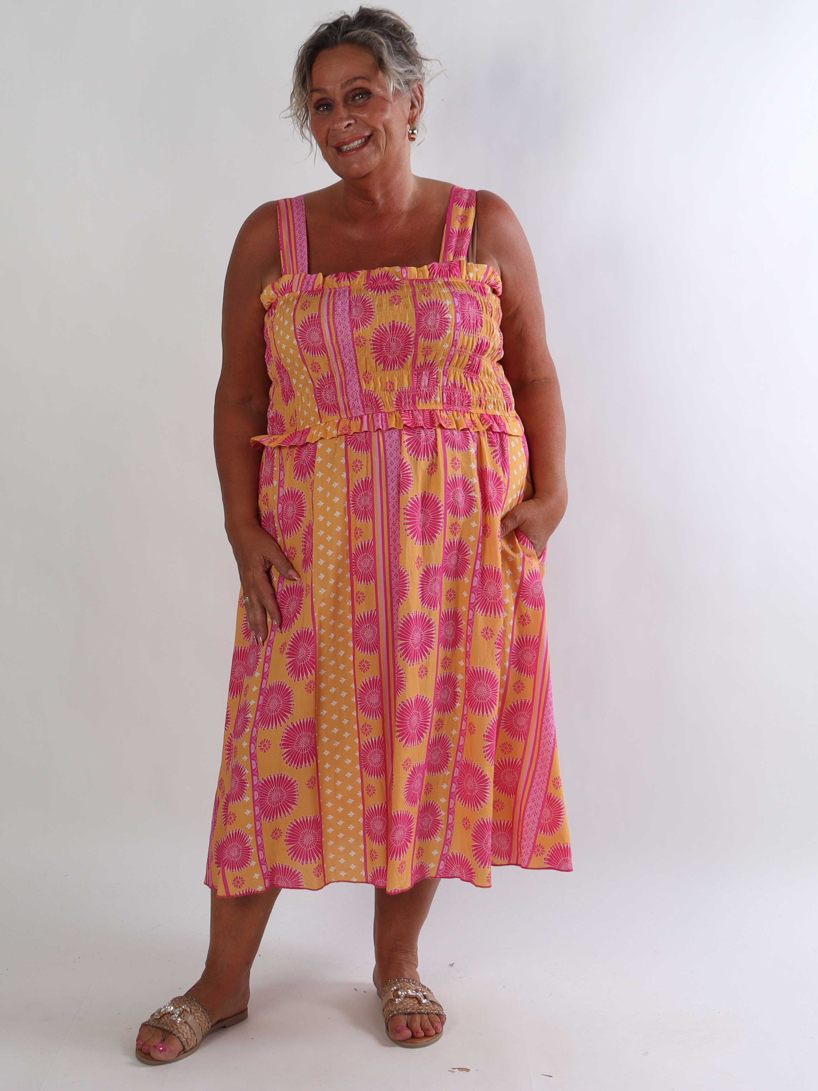 Marisol Sunburst - Plus size sommarklänning i viskos med smock över bröstet