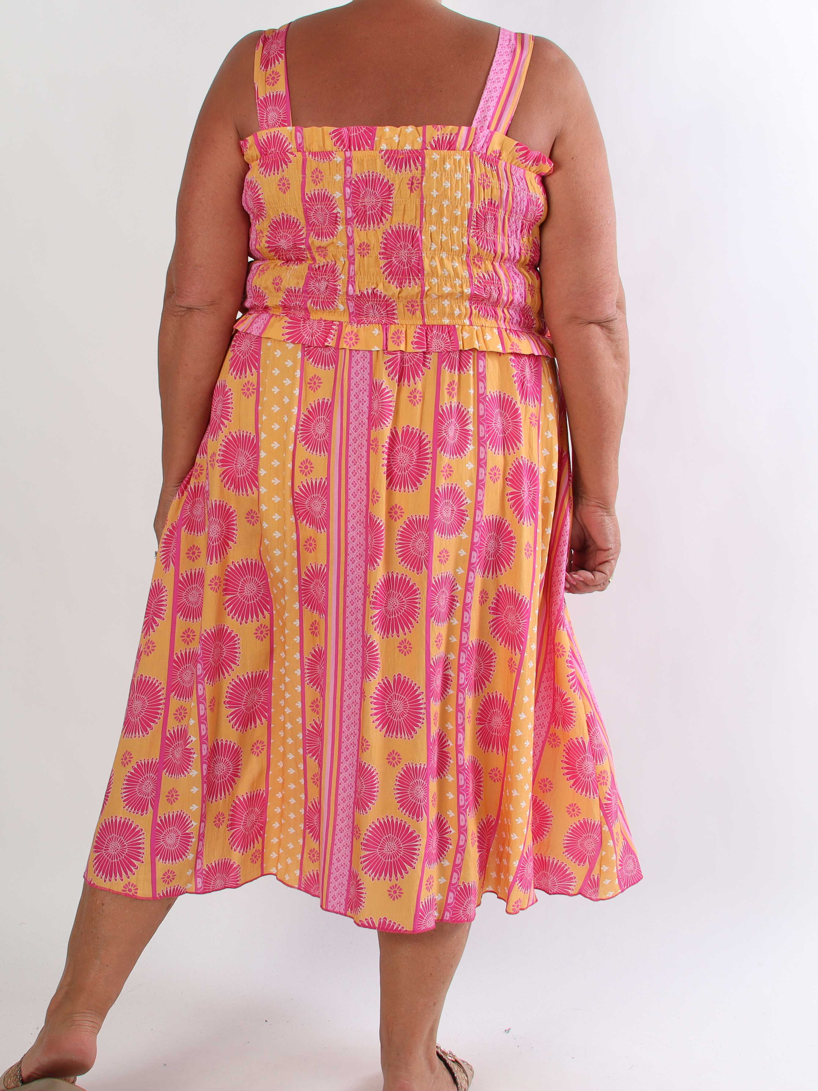 Marisol Sunburst - Plus size sommarklänning i viskos med smock över bröstet