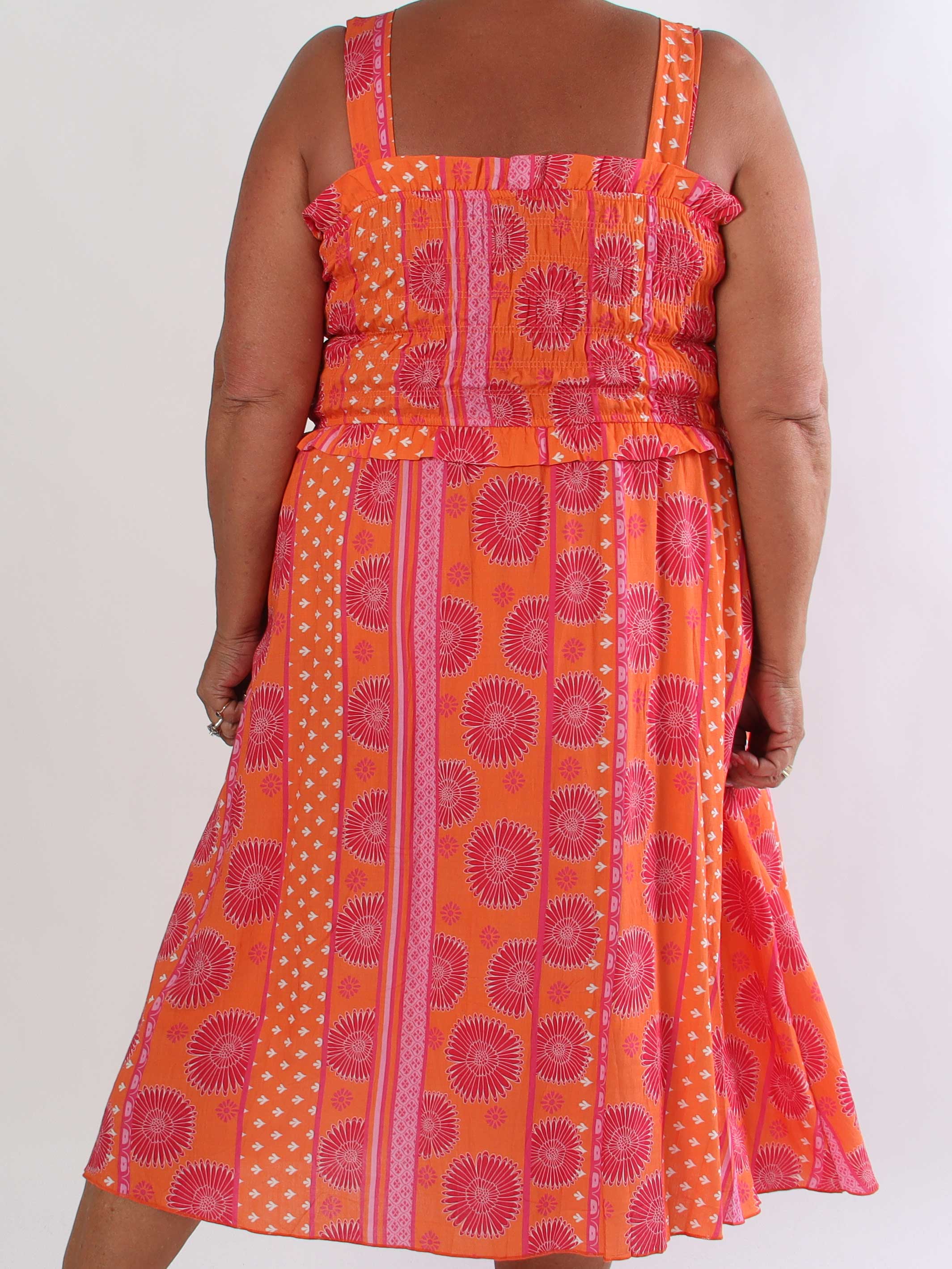Marisol Sunburst - Plus size sommarklänning i viskos med smock över bröstet