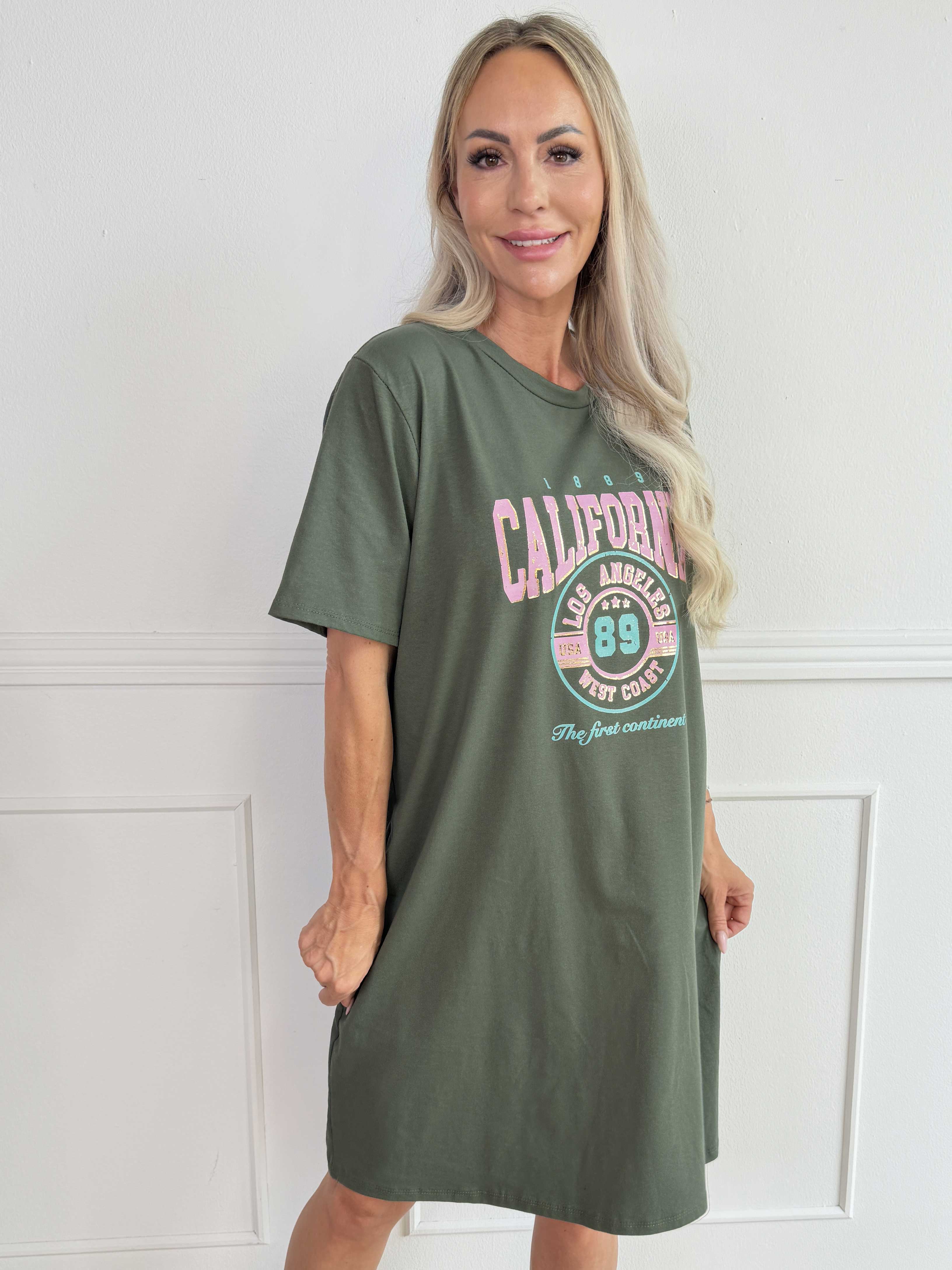 Meriam - En avslappnad t-shirtklänning med ett coolt, amerikanskinspirerat tryck