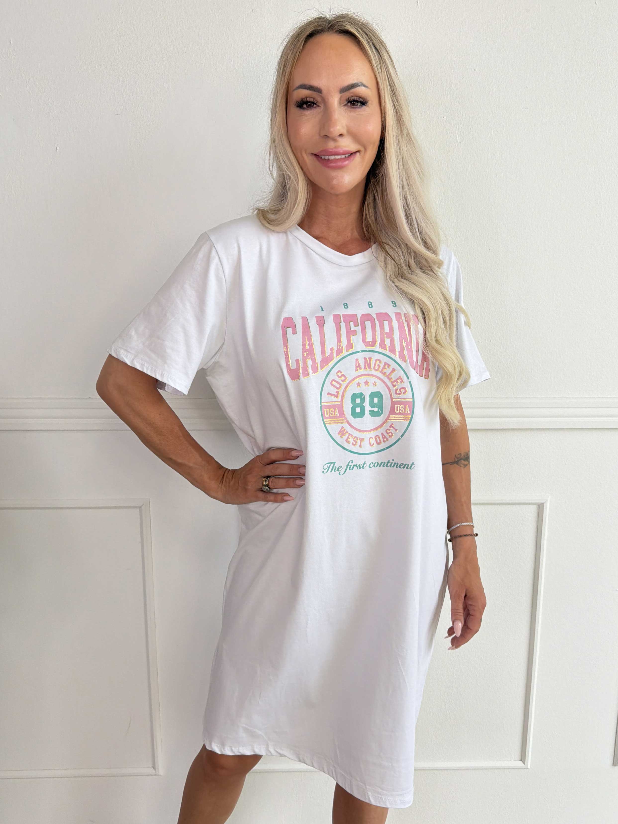 Meriam - En avslappnad t-shirtklänning med ett coolt, amerikanskinspirerat tryck