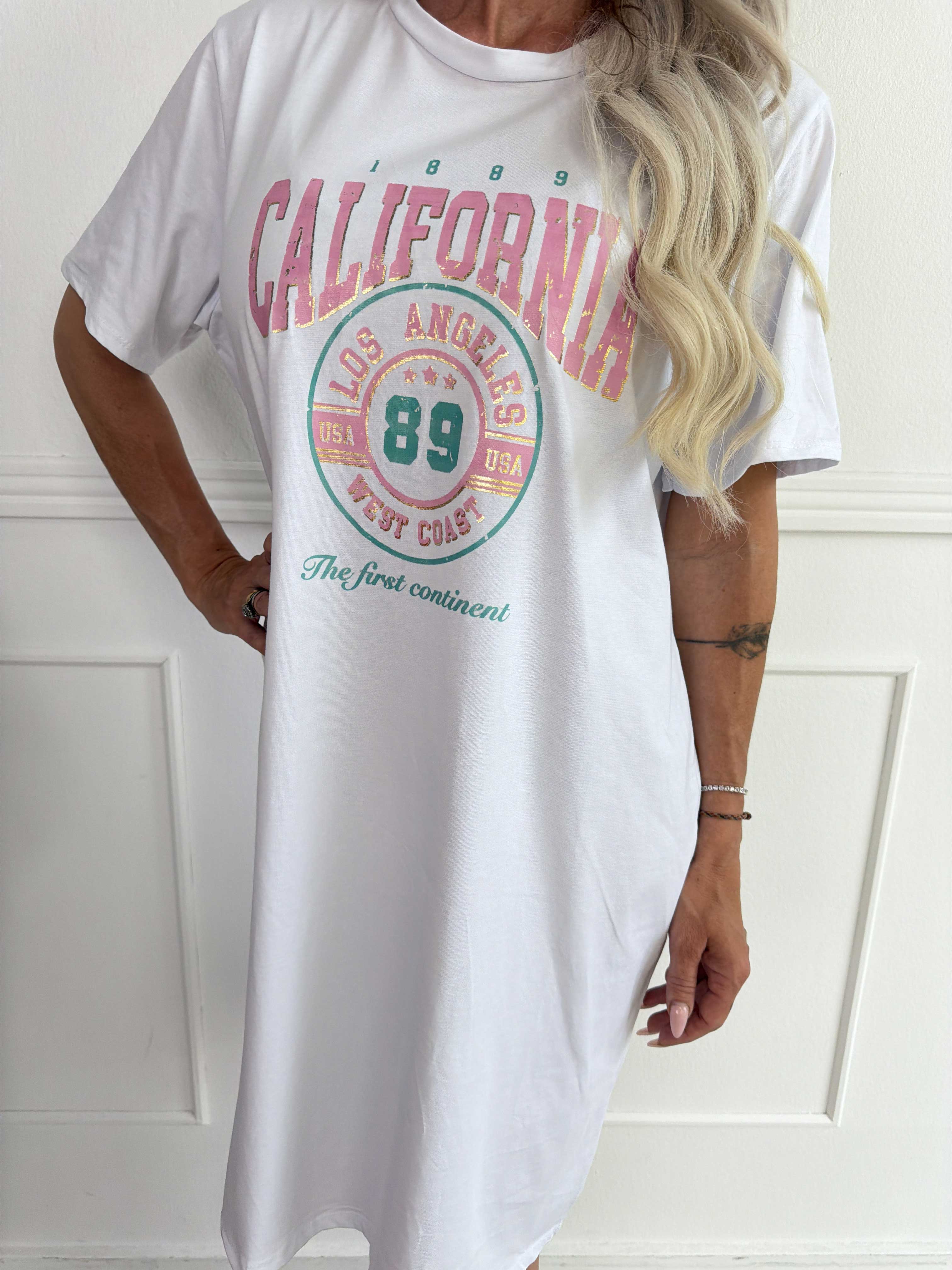Meriam - Plus size t-shirtklänning med ett coolt, amerikanskinspirerat tryck