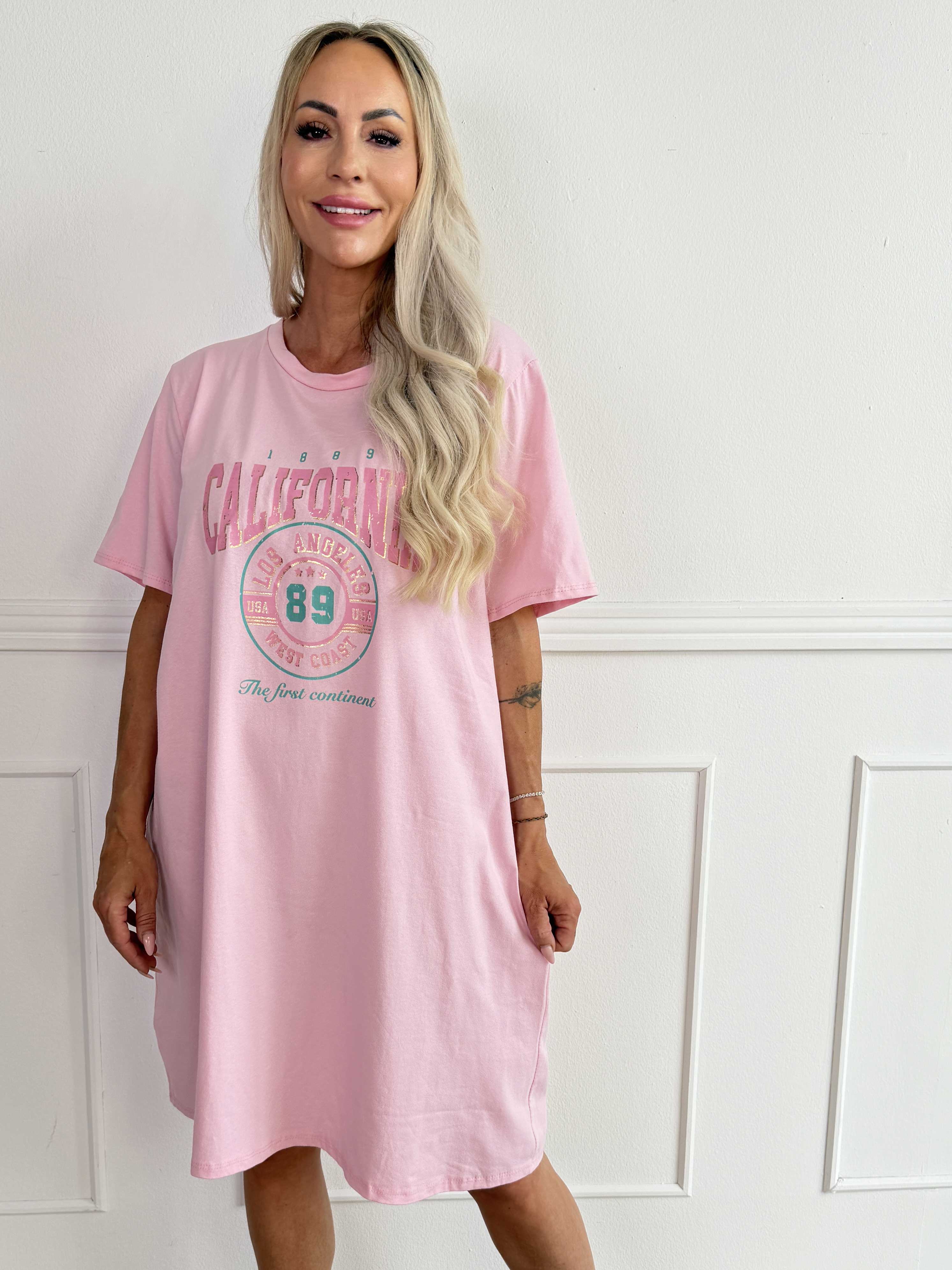 Meriam - En avslappnad t-shirtklänning med ett coolt, amerikanskinspirerat tryck