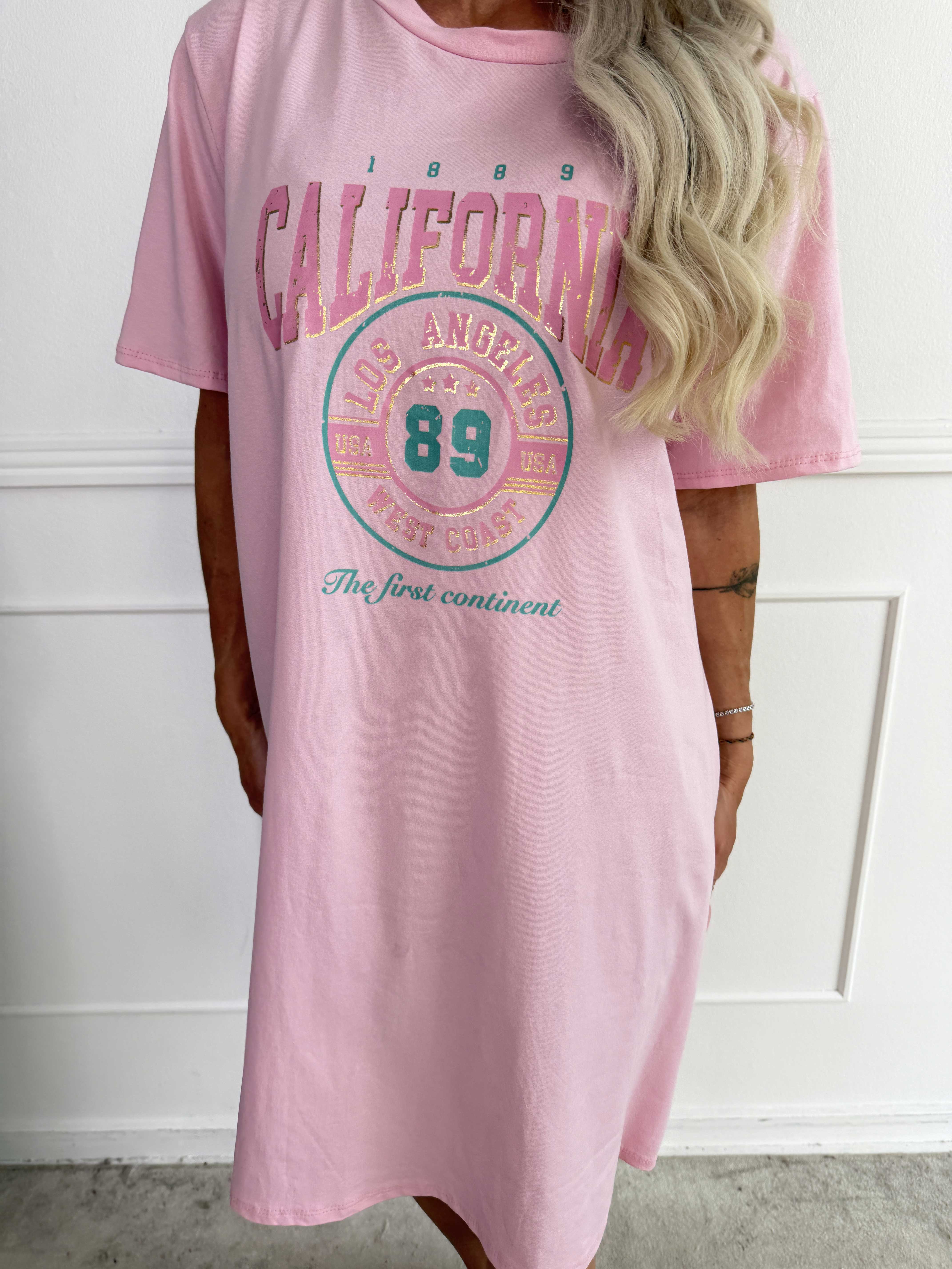Meriam - En avslappnad t-shirtklänning med ett coolt, amerikanskinspirerat tryck