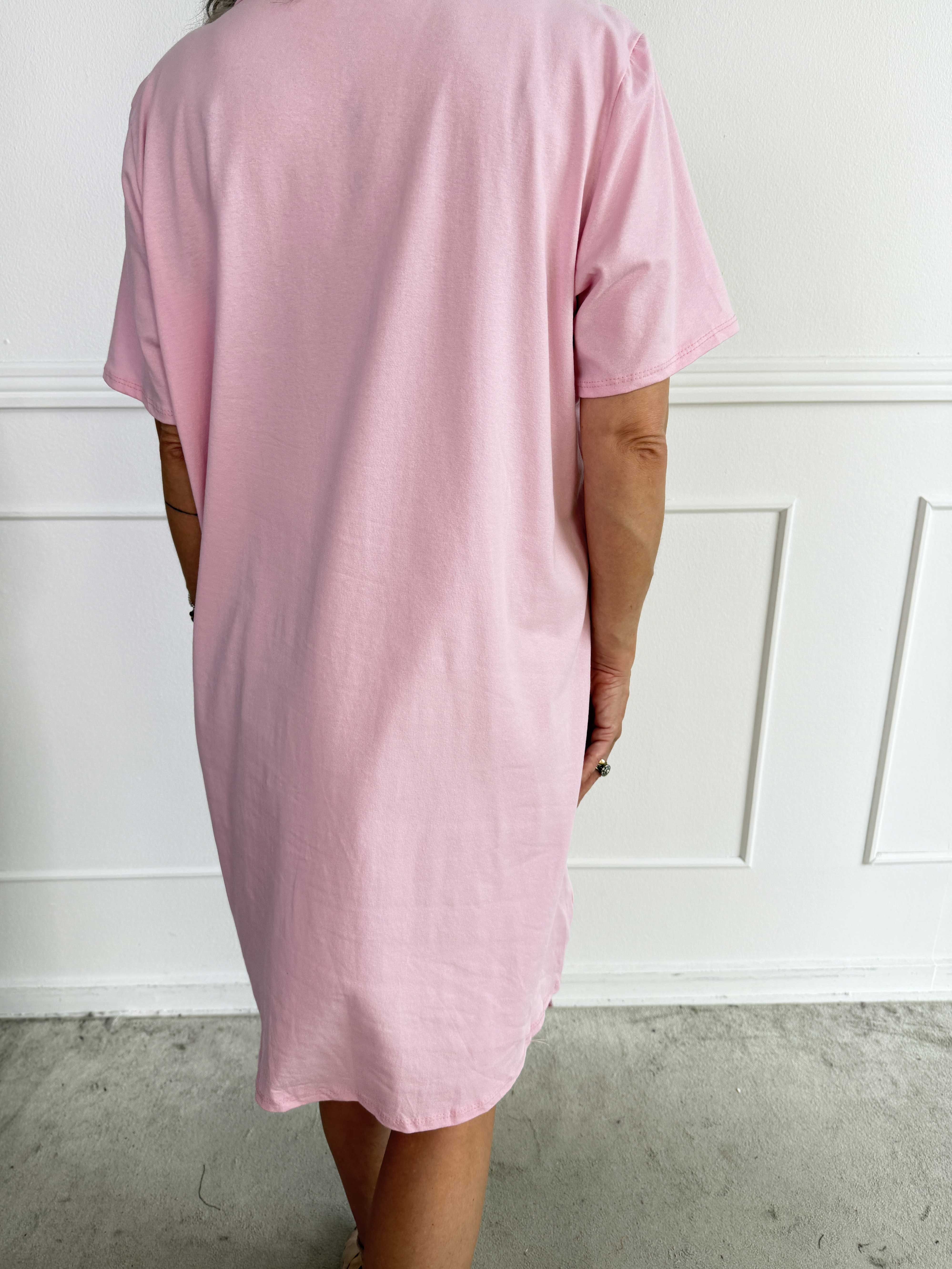Meriam - Plus size t-shirtklänning med ett coolt, amerikanskinspirerat tryck