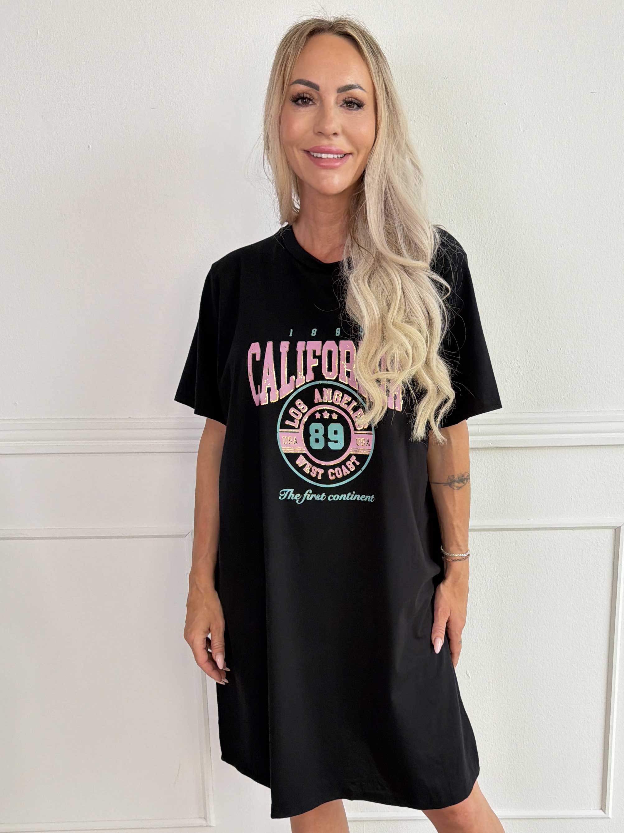 Meriam - Plus size t-shirtklänning med ett coolt, amerikanskinspirerat tryck