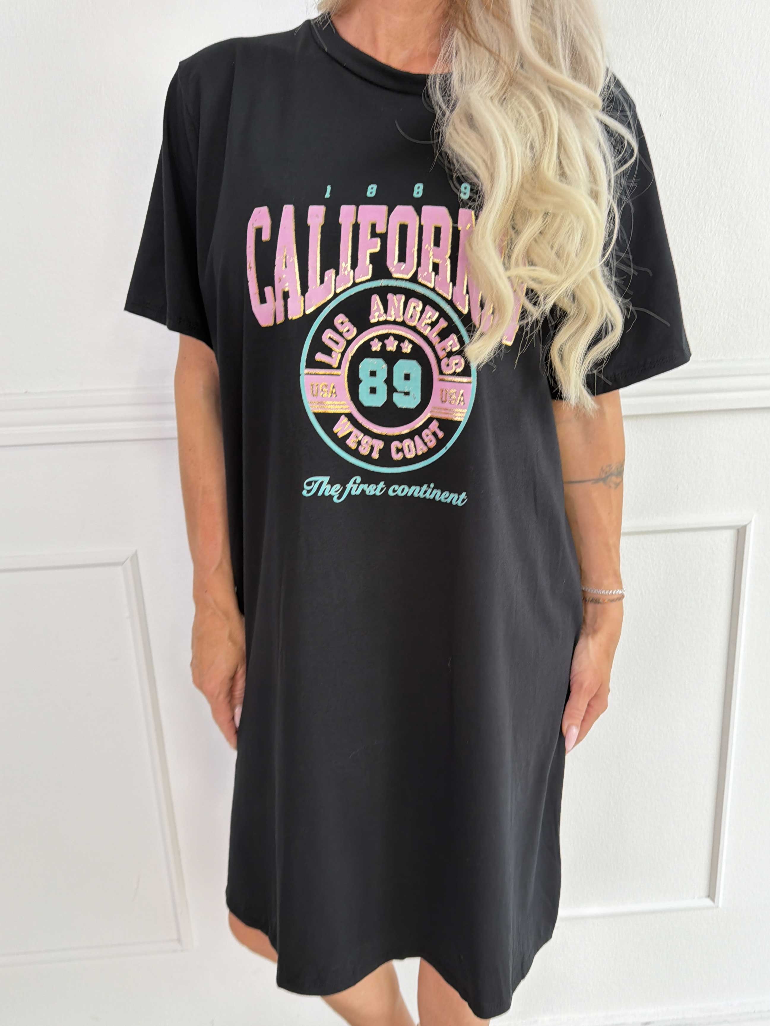 Meriam - En avslappnad t-shirtklänning med ett coolt, amerikanskinspirerat tryck