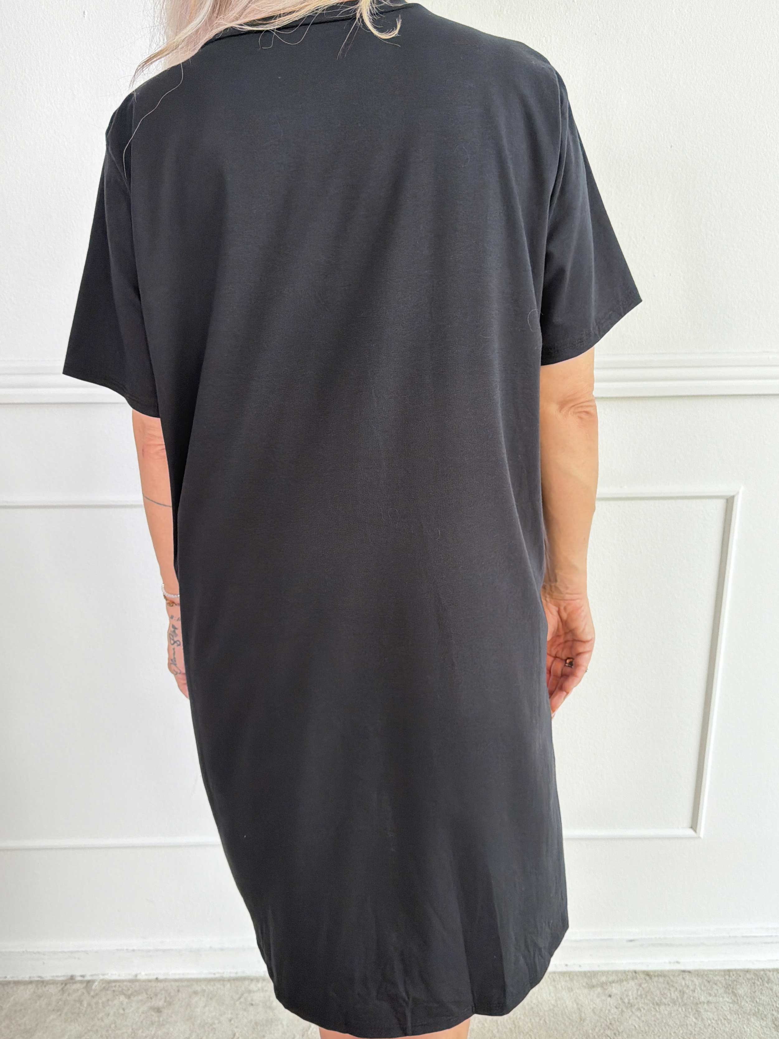 Meriam - Plus size t-shirtklänning med ett coolt, amerikanskinspirerat tryck