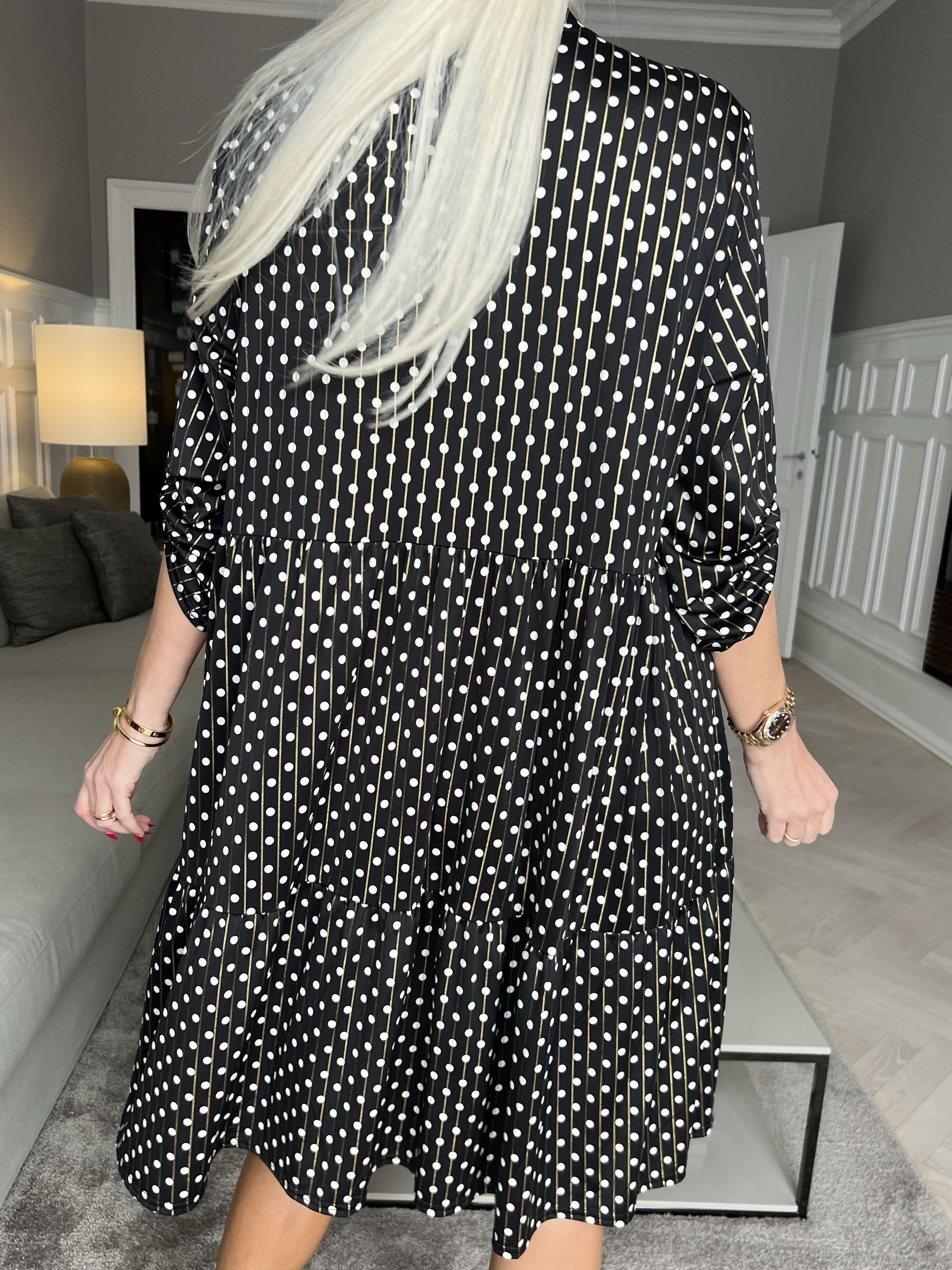 Milano Dot Midi - Klänning med prickar och lager-på-lager-look