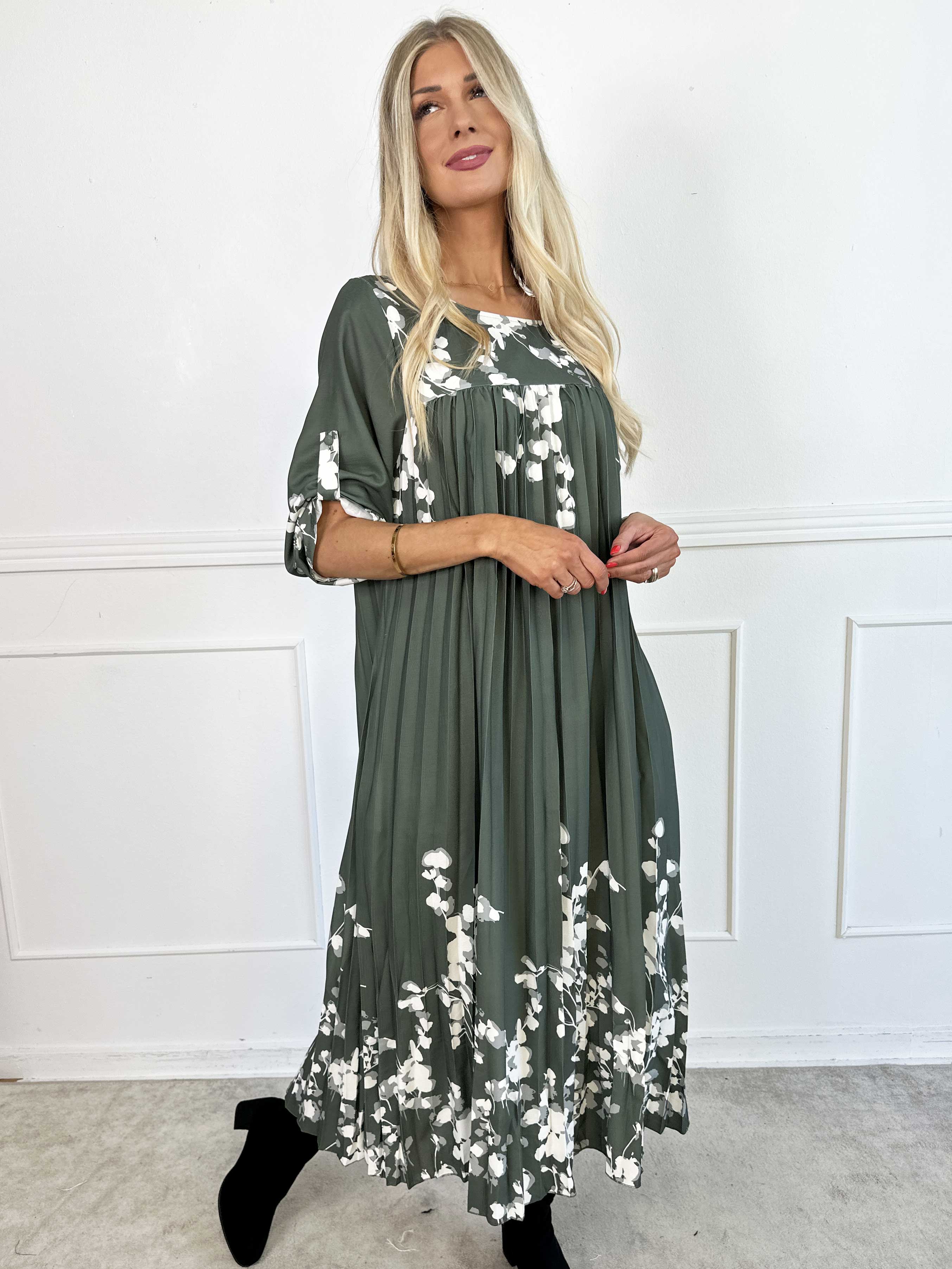 Nannie Blossom - Lång plisserad klänning med blommotiv