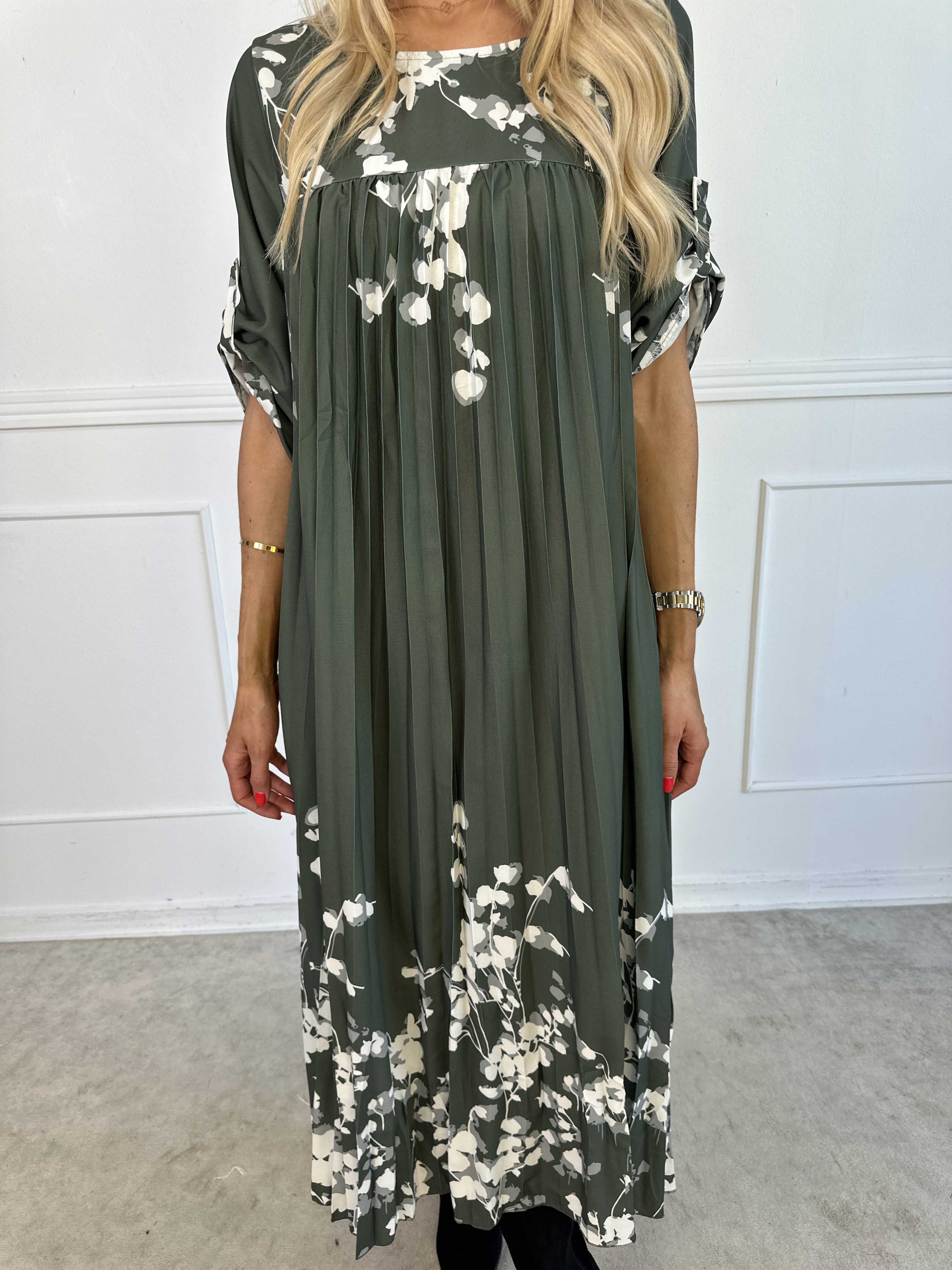 Nannie Blossom - Lång plisserad klänning med blommotiv