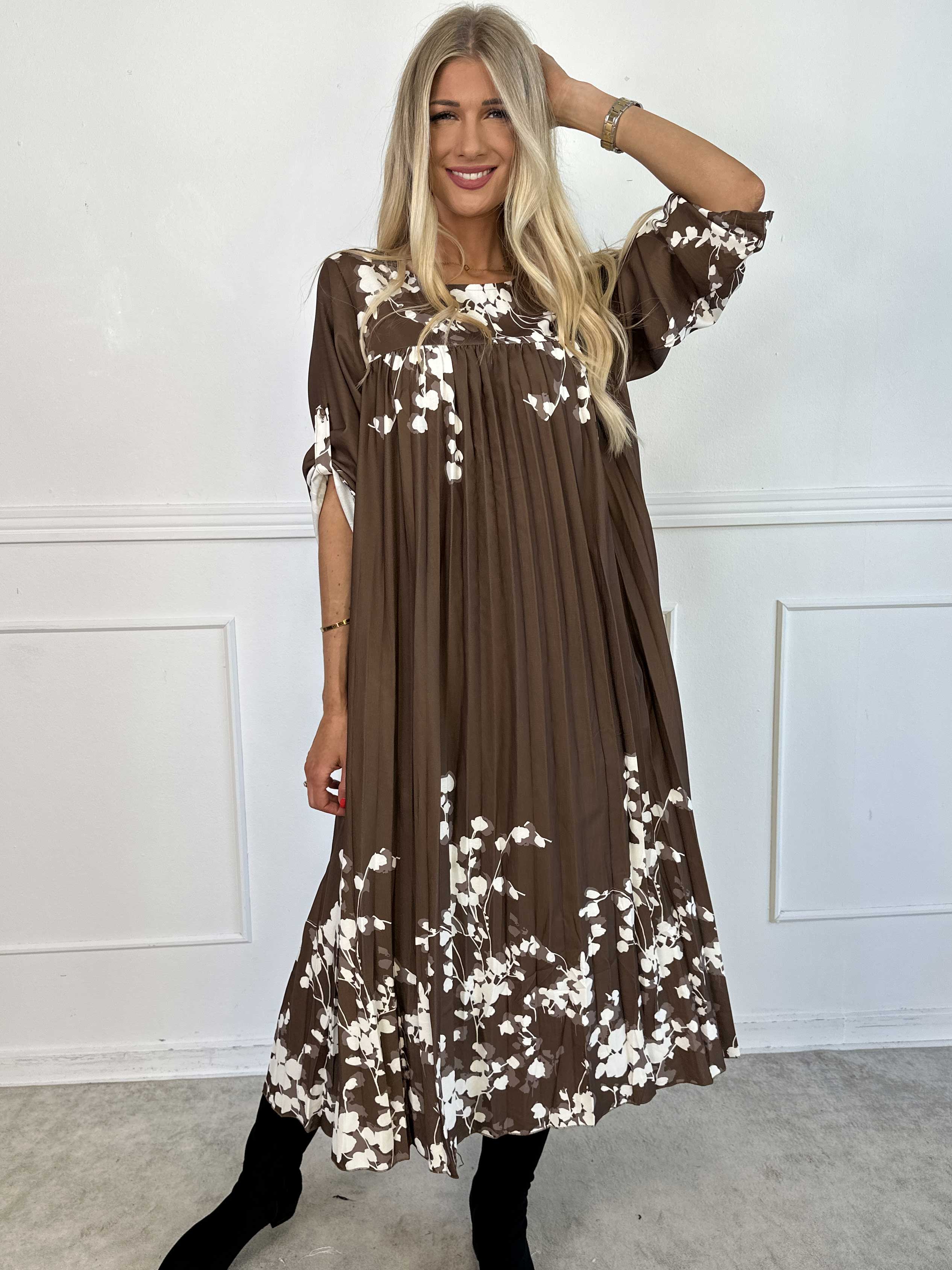 Nannie Blossom - Lång plisserad klänning med blommotiv