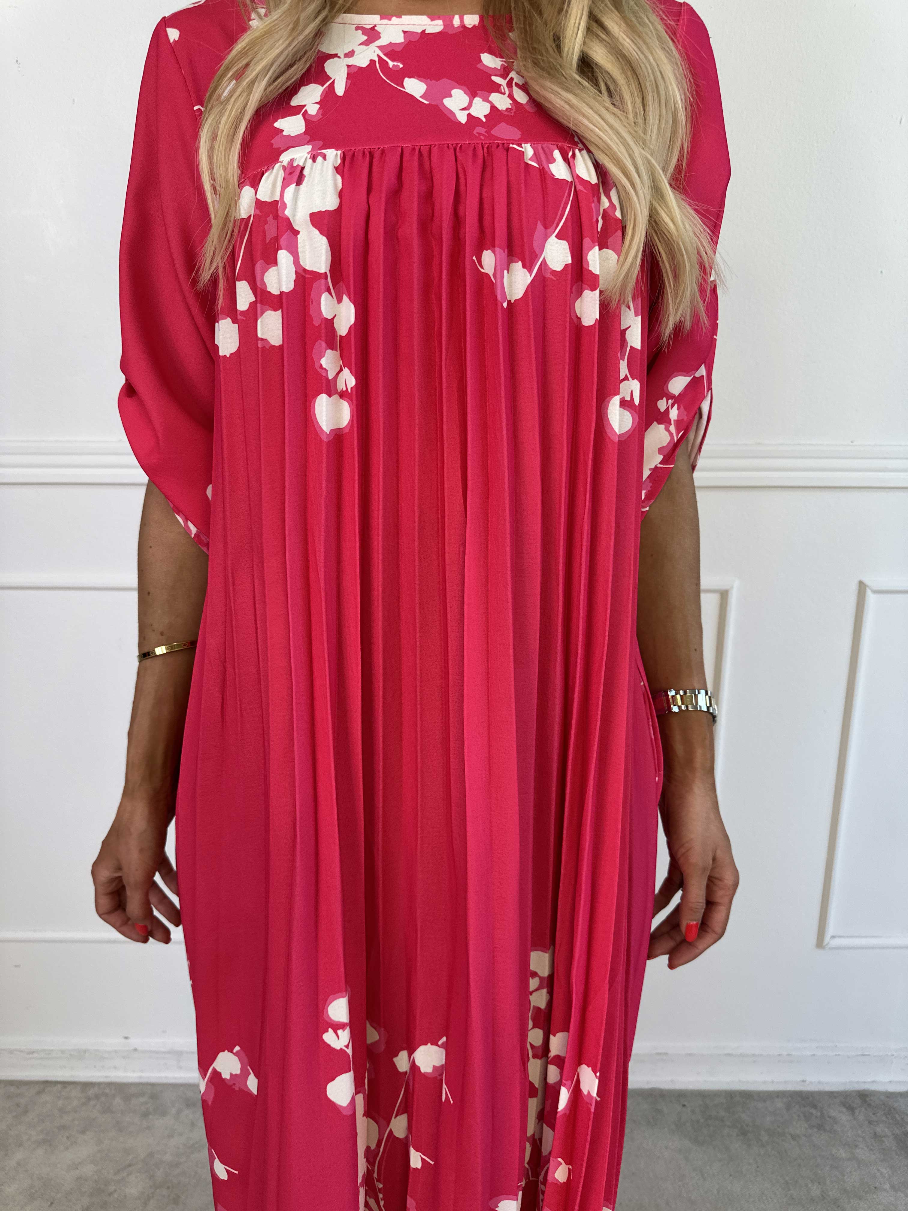 Nannie Blossom - Lång plisserad klänning med blommotiv