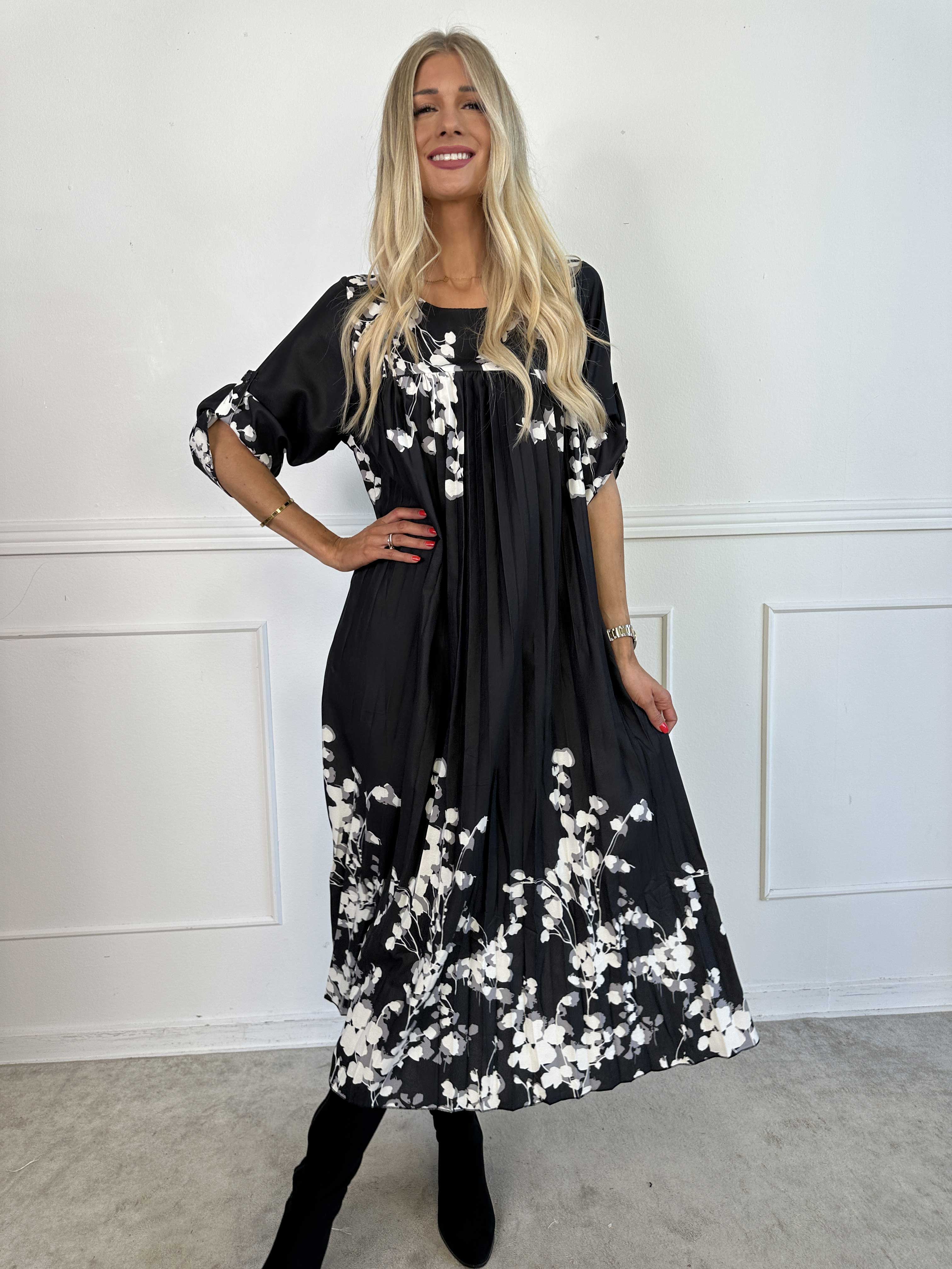 Nannie Blossom - Lång plisserad klänning med blommotiv