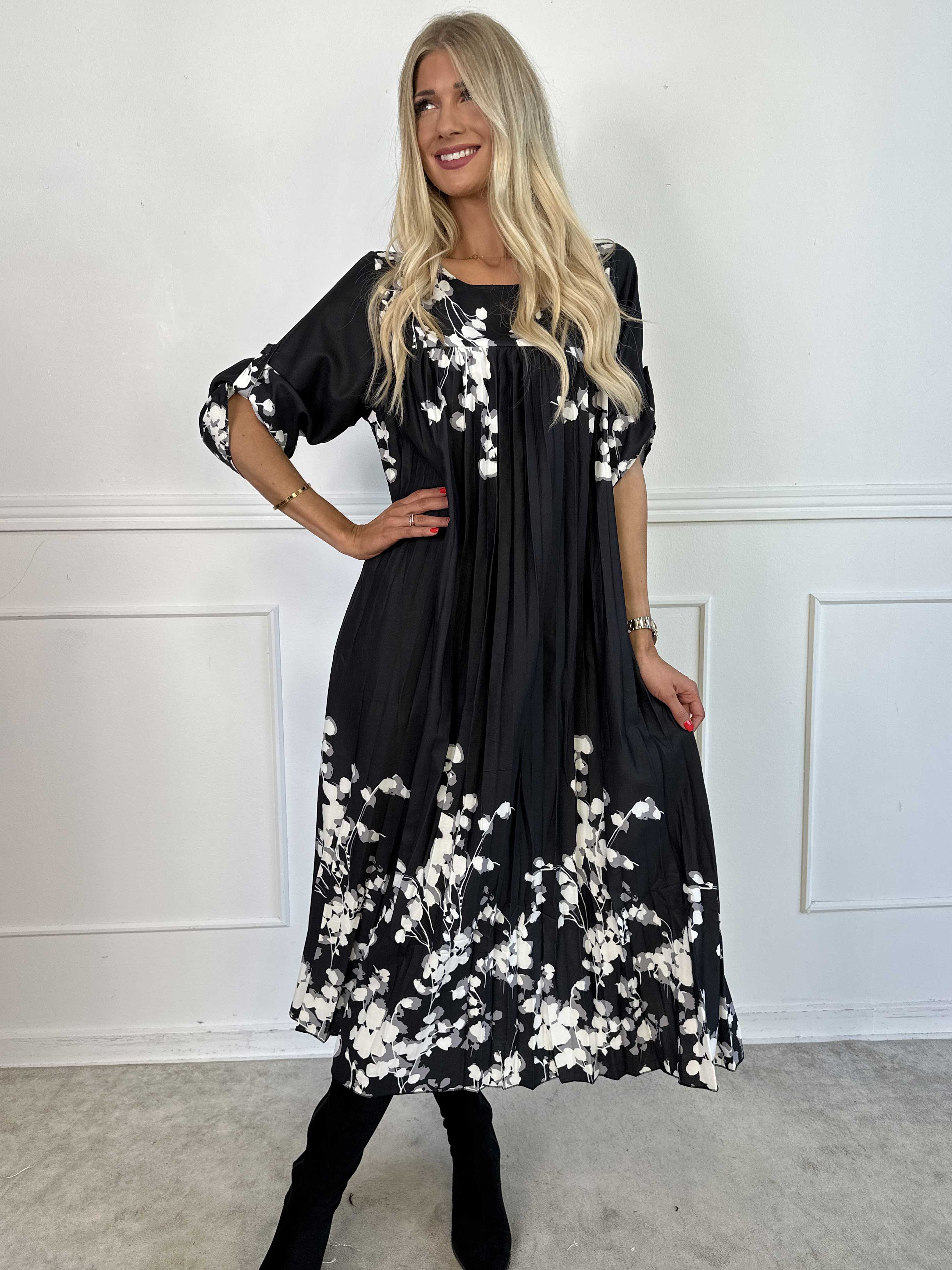 Nannie Blossom - Lång plisserad klänning med blommotiv