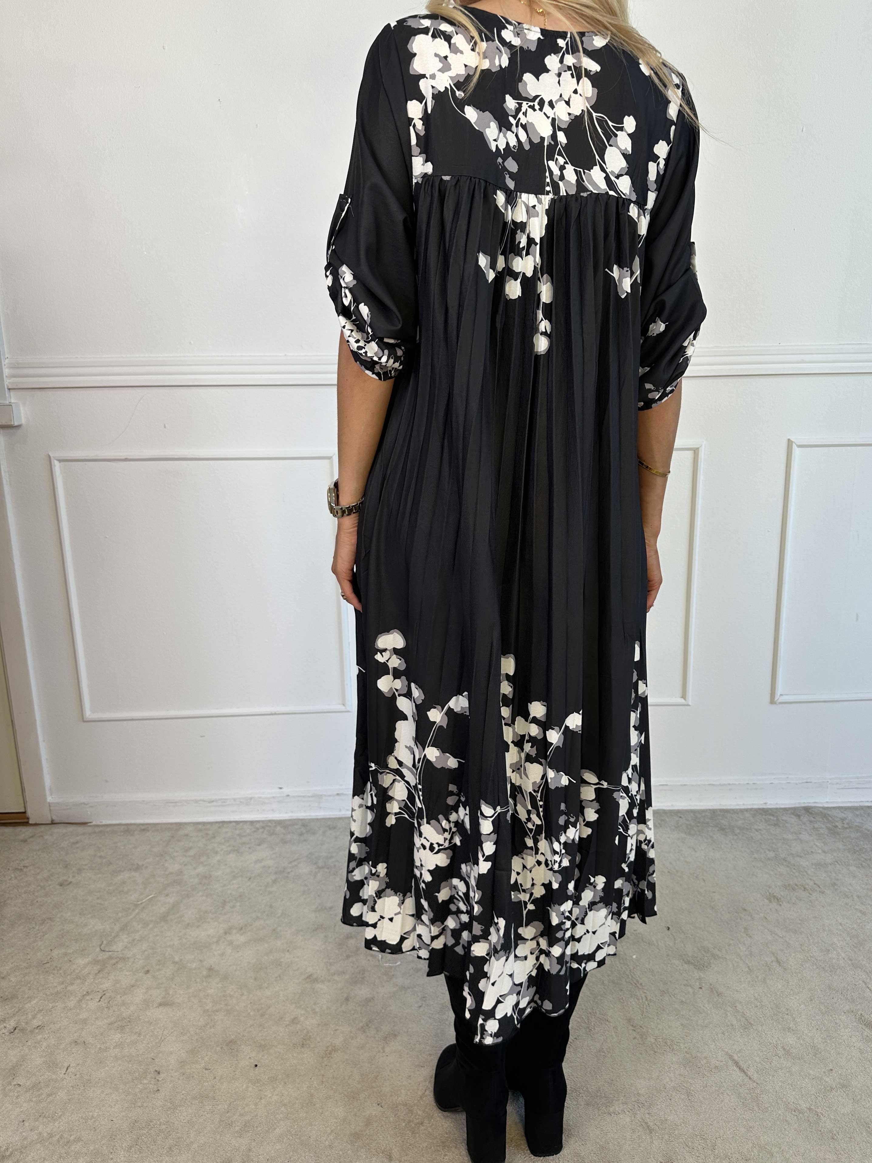 Nannie Blossom - Lång plisserad klänning med blommotiv