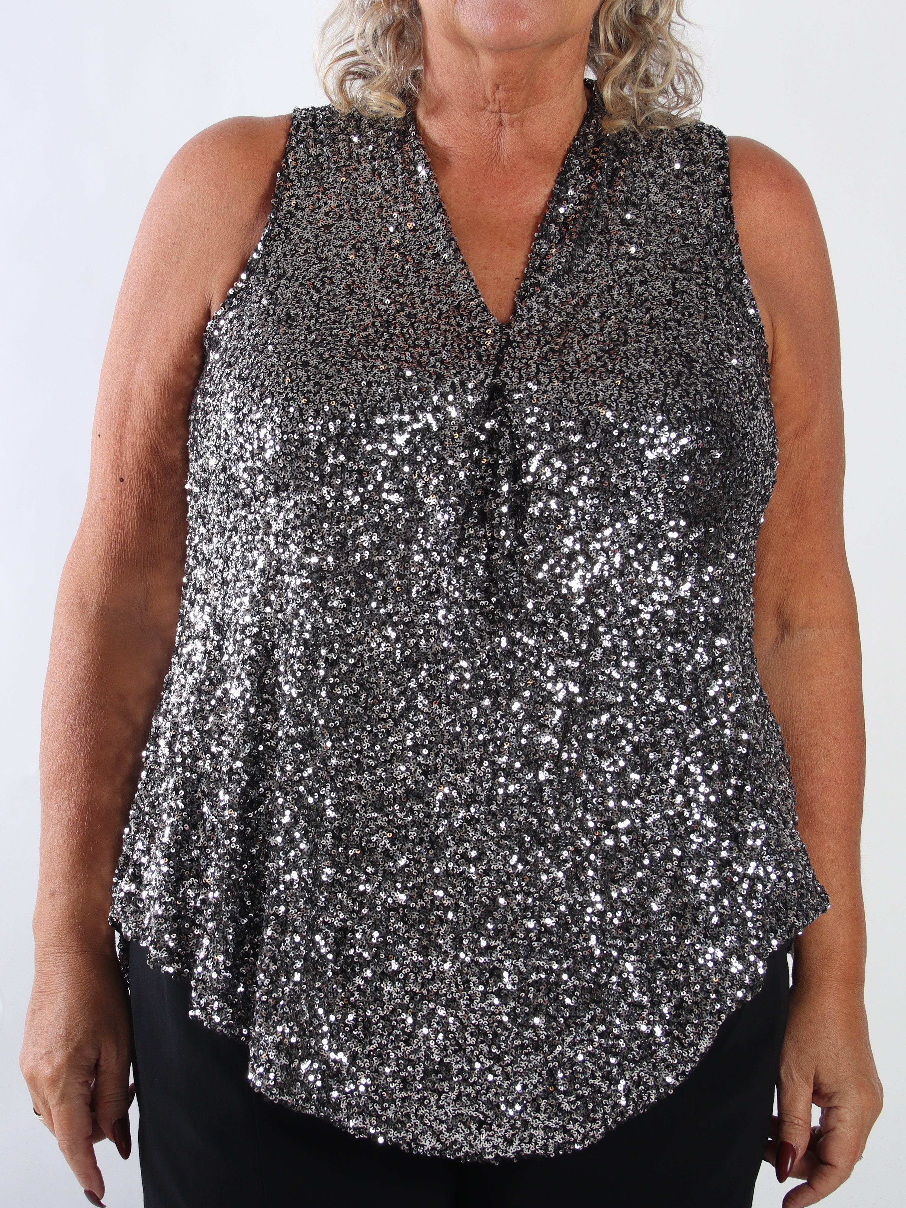 Natalie - Stretchig topp i plus size med fina paljetter som ger en festlig och glamorös look