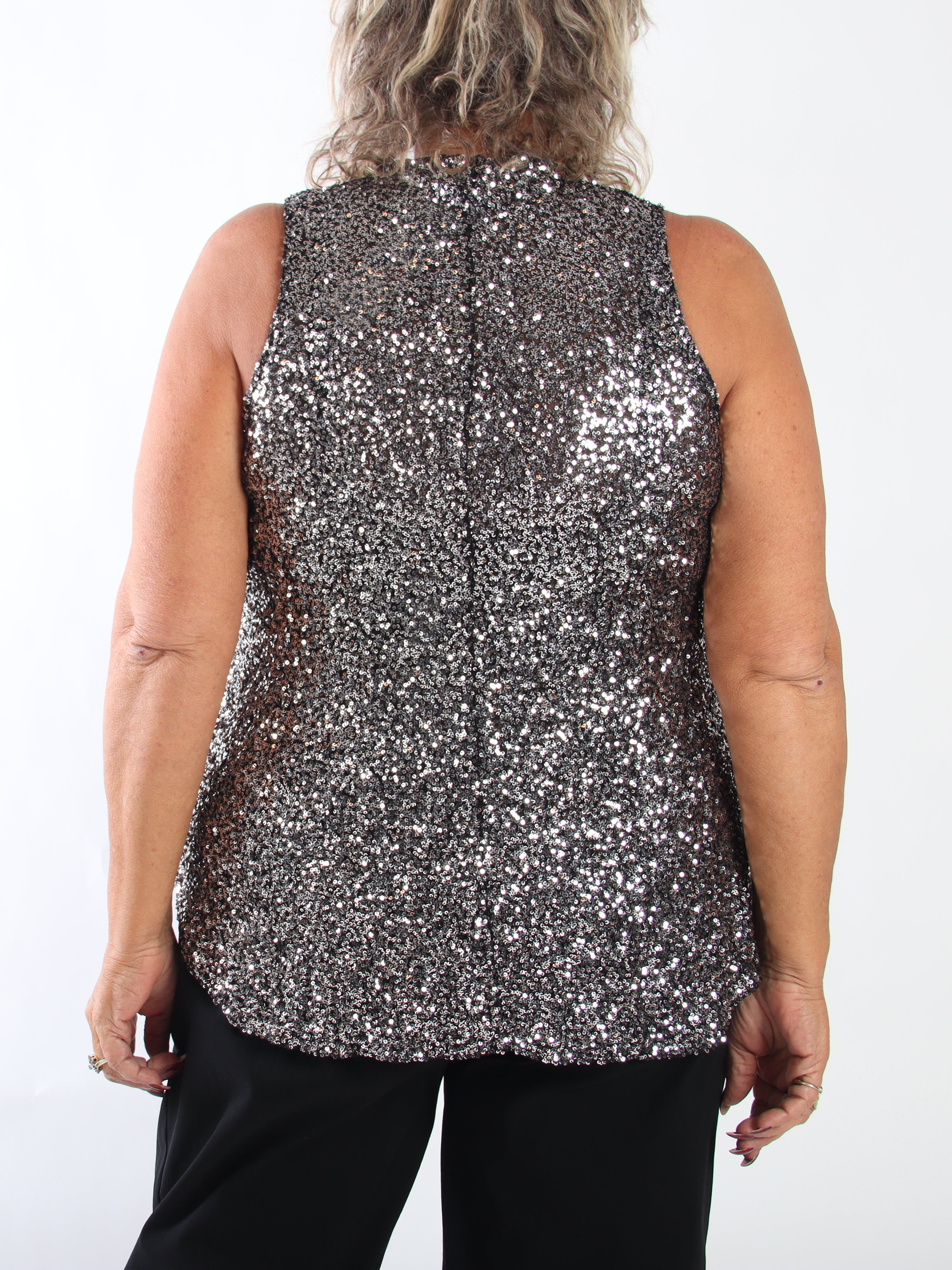 Natalie - Stretchig topp i plus size med fina paljetter som ger en festlig och glamorös look