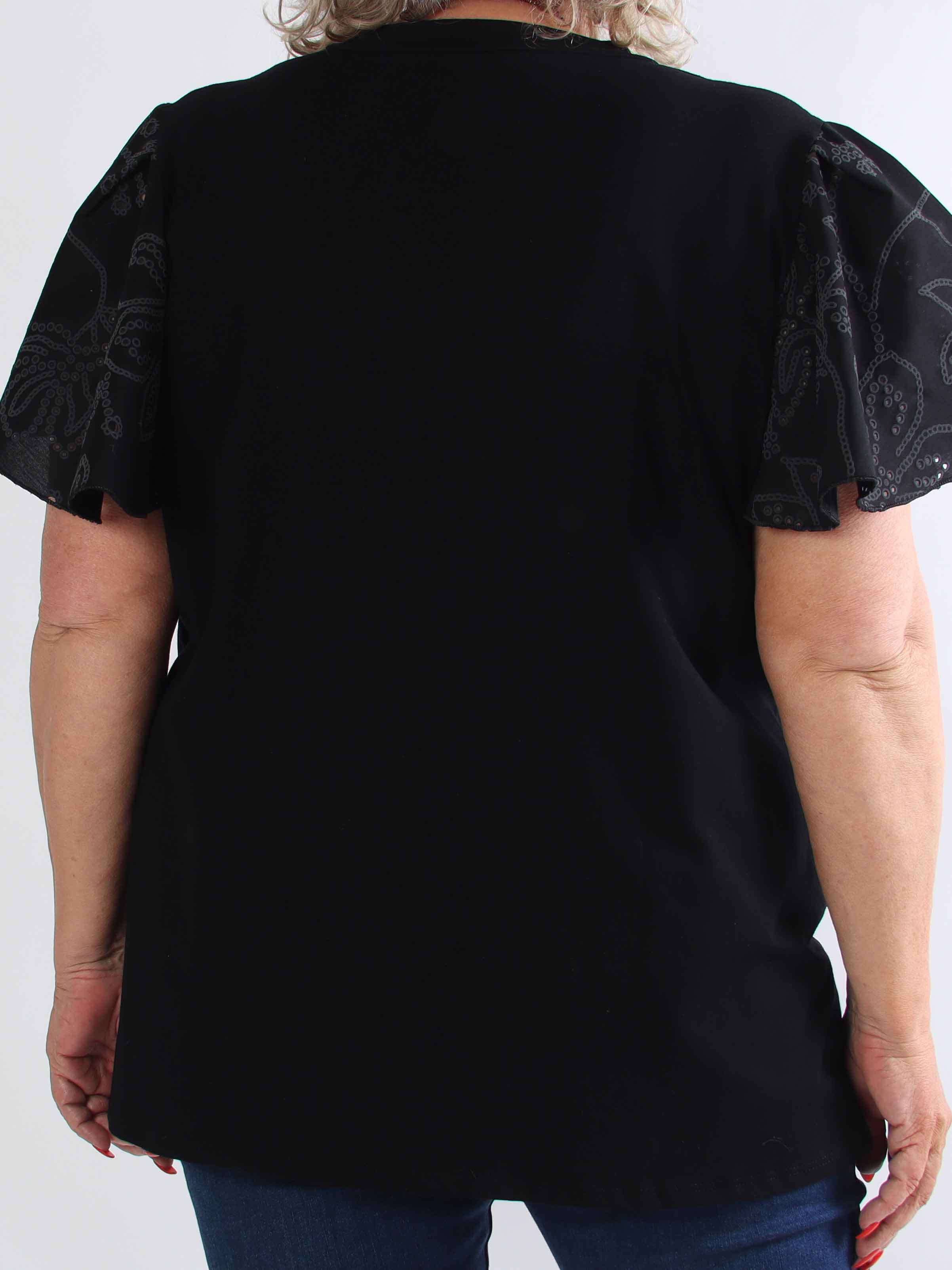 Nocara - Plus size t-shirt i blød bomuld med fine ærmer i broderie anglaise