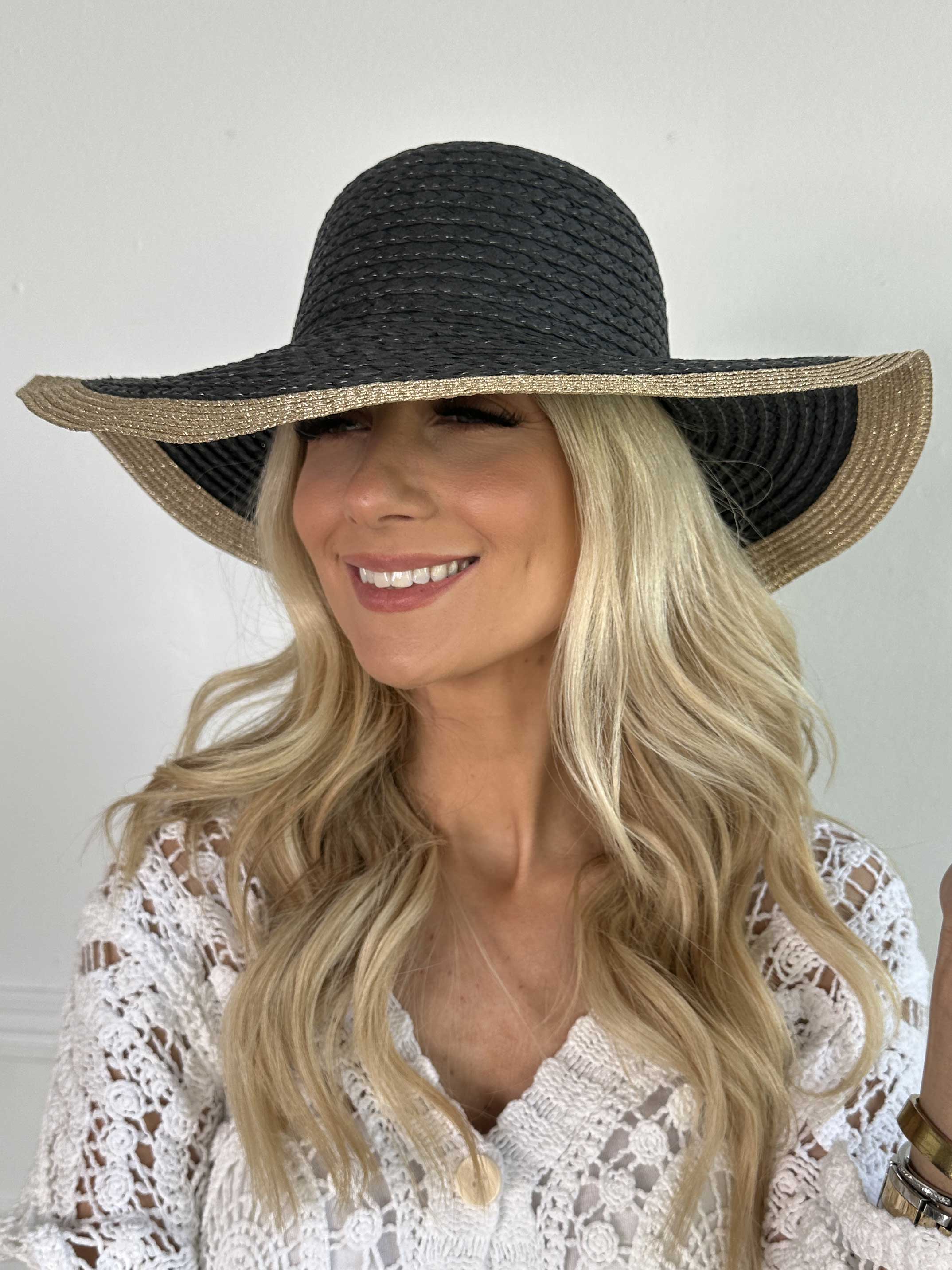 Oline - Sommarhatt i halm med guldtrådar