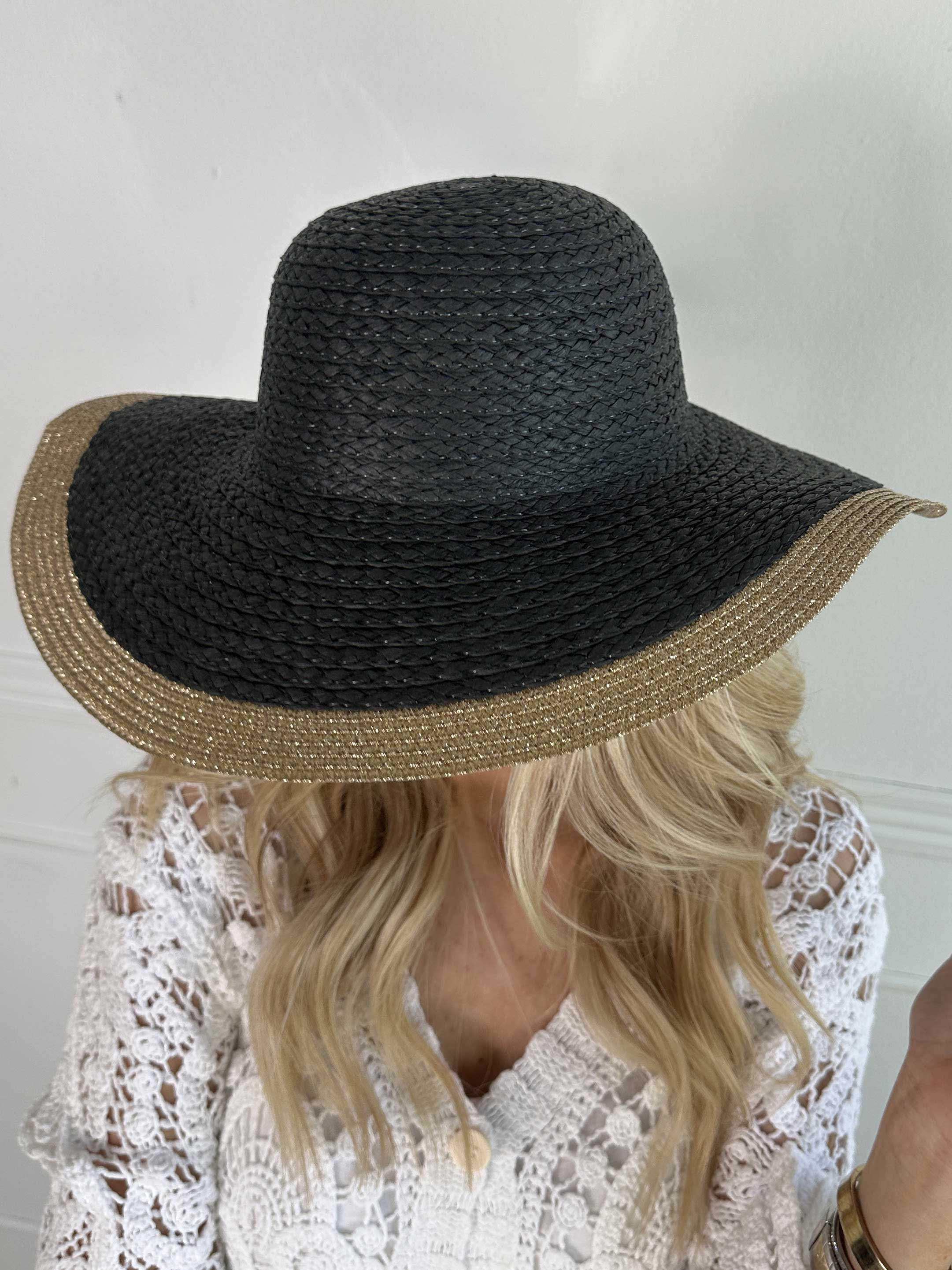 Oline - Sommarhatt i halm med guldtrådar