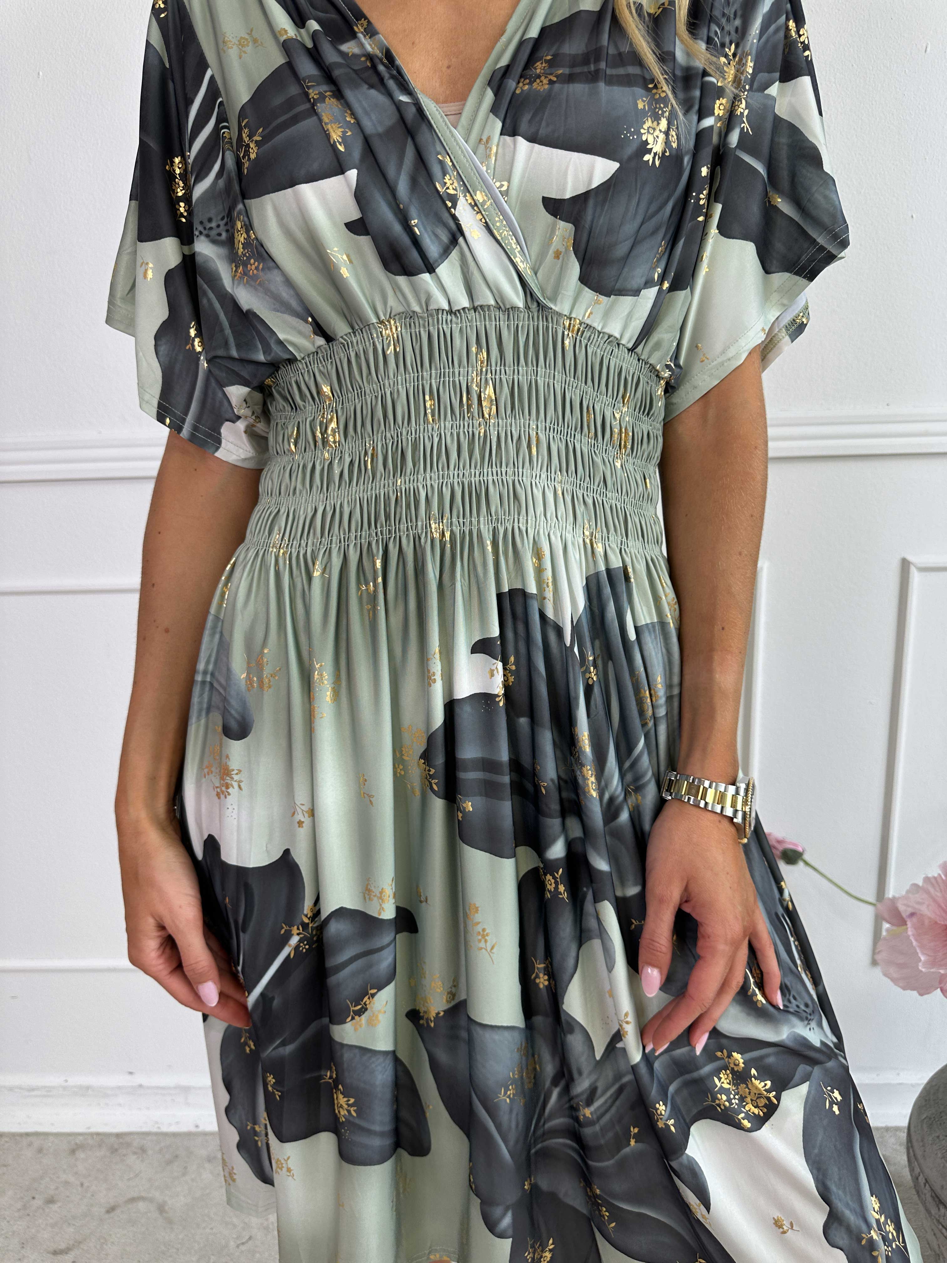 Pams Big Lily Short - Kort elastisk klänning med stora liljor och gulddetaljer