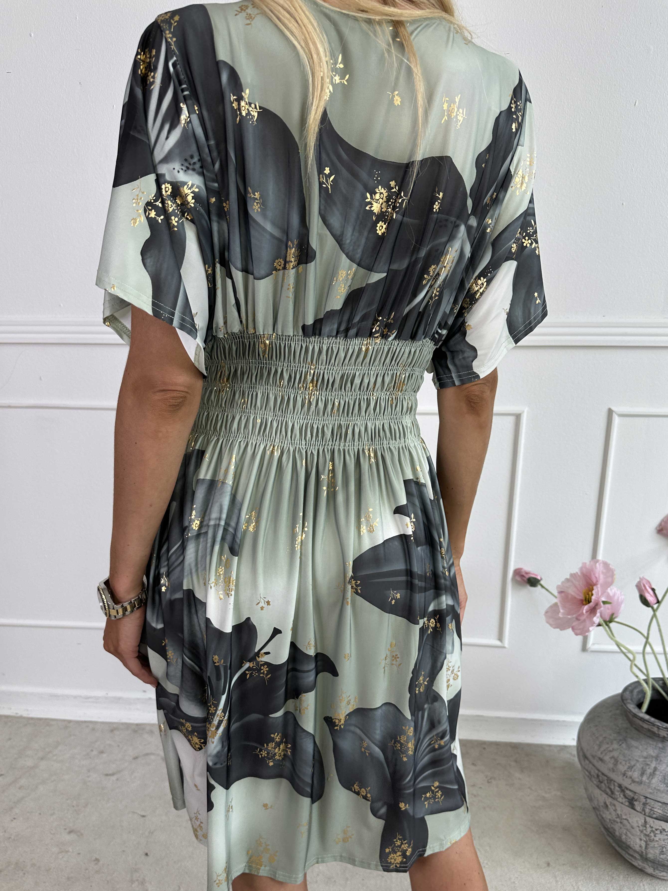 Pams Big Lily Short - Kort elastisk klänning med stora liljor och gulddetaljer