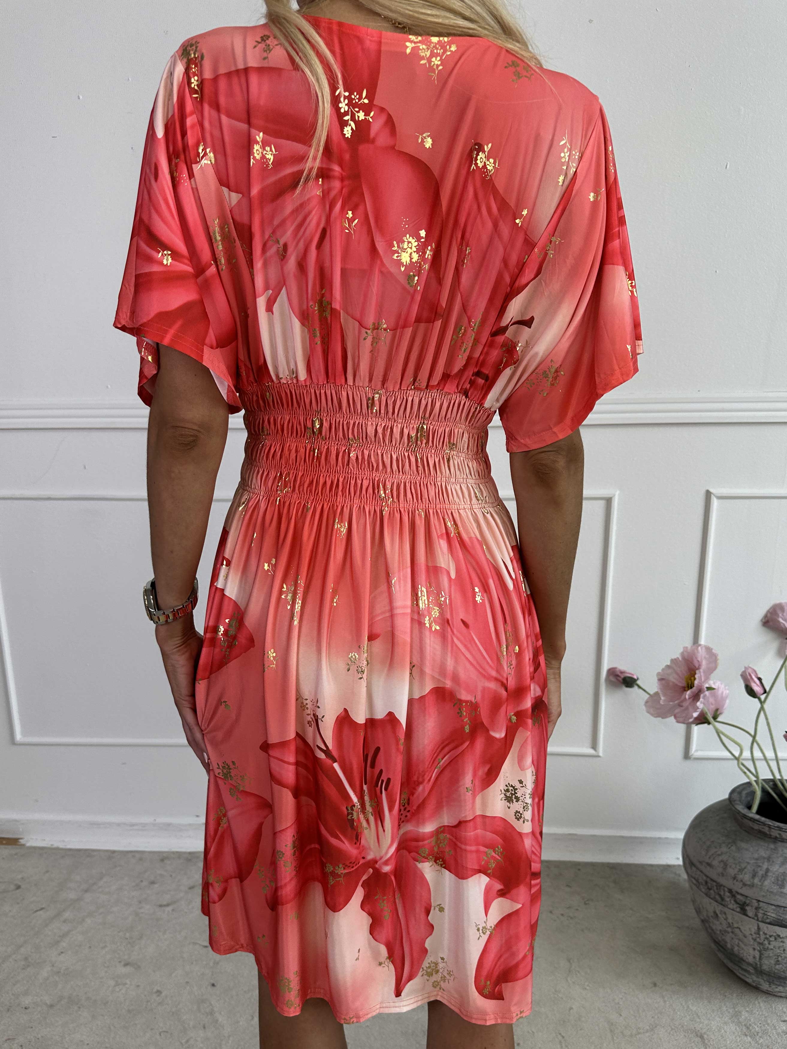 Pams Big Lily Short - Kort elastisk klänning med stora liljor och gulddetaljer